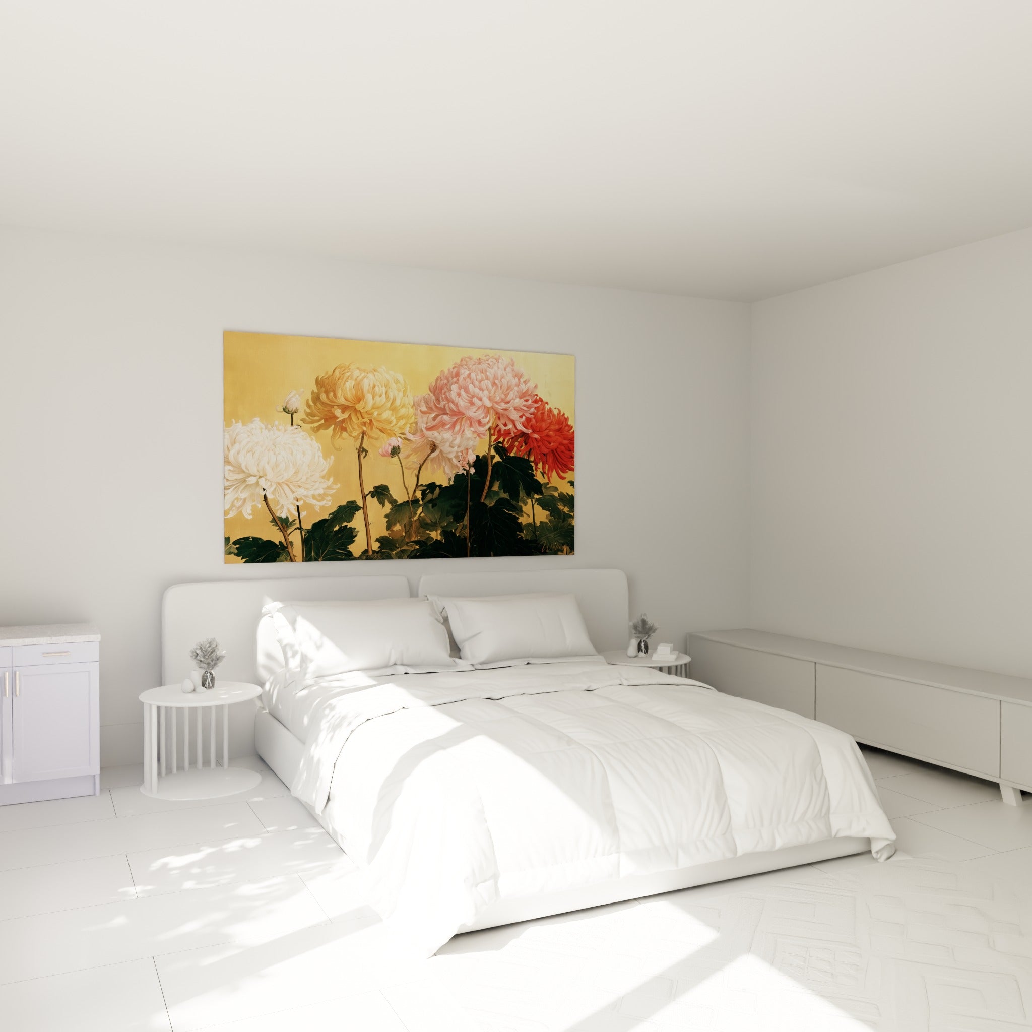Bouquet de chrysanthèmes roses et dorés au-dessus d'un lit dans une chambre claire