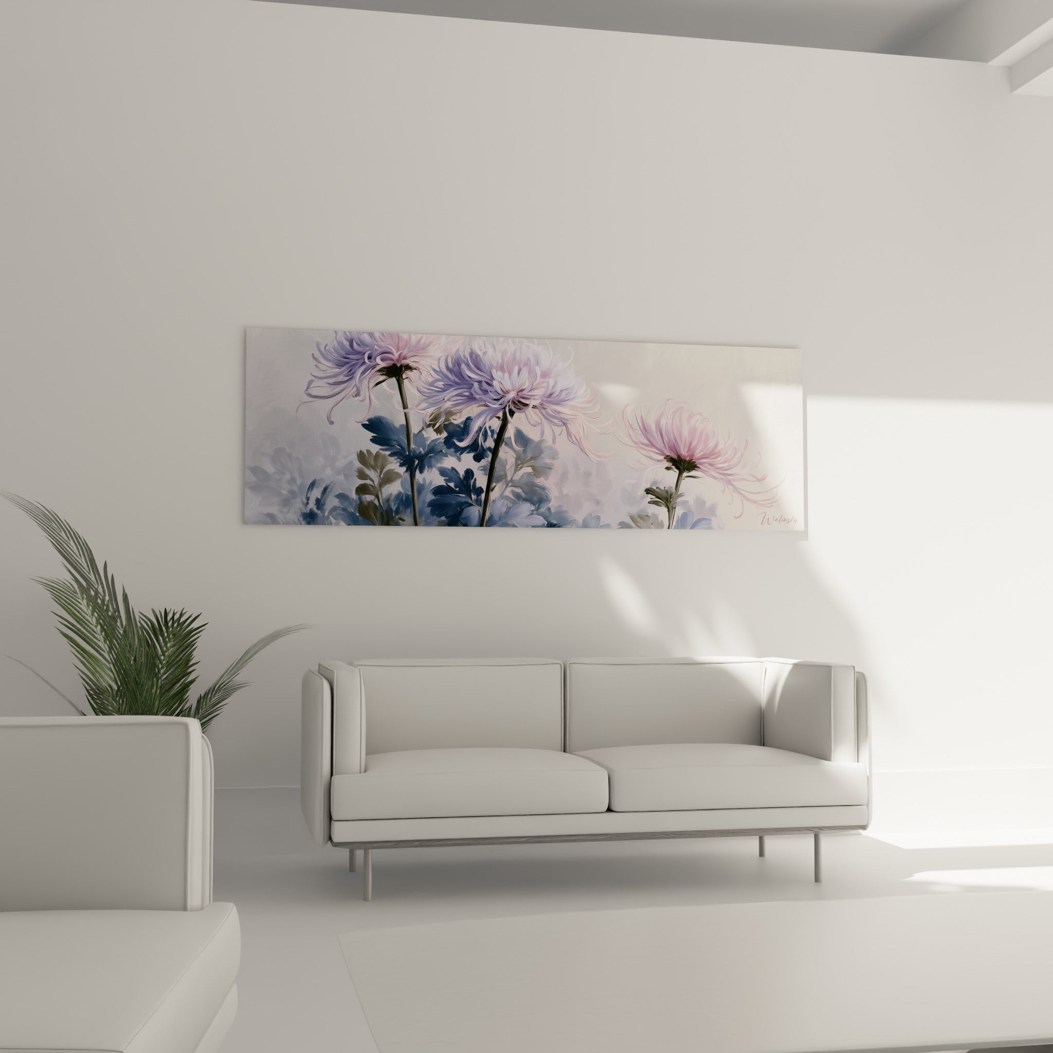 Chrysanthèmes mauves et feuillage bleu marine au-dessus d'un canapé dans un salon lumineux