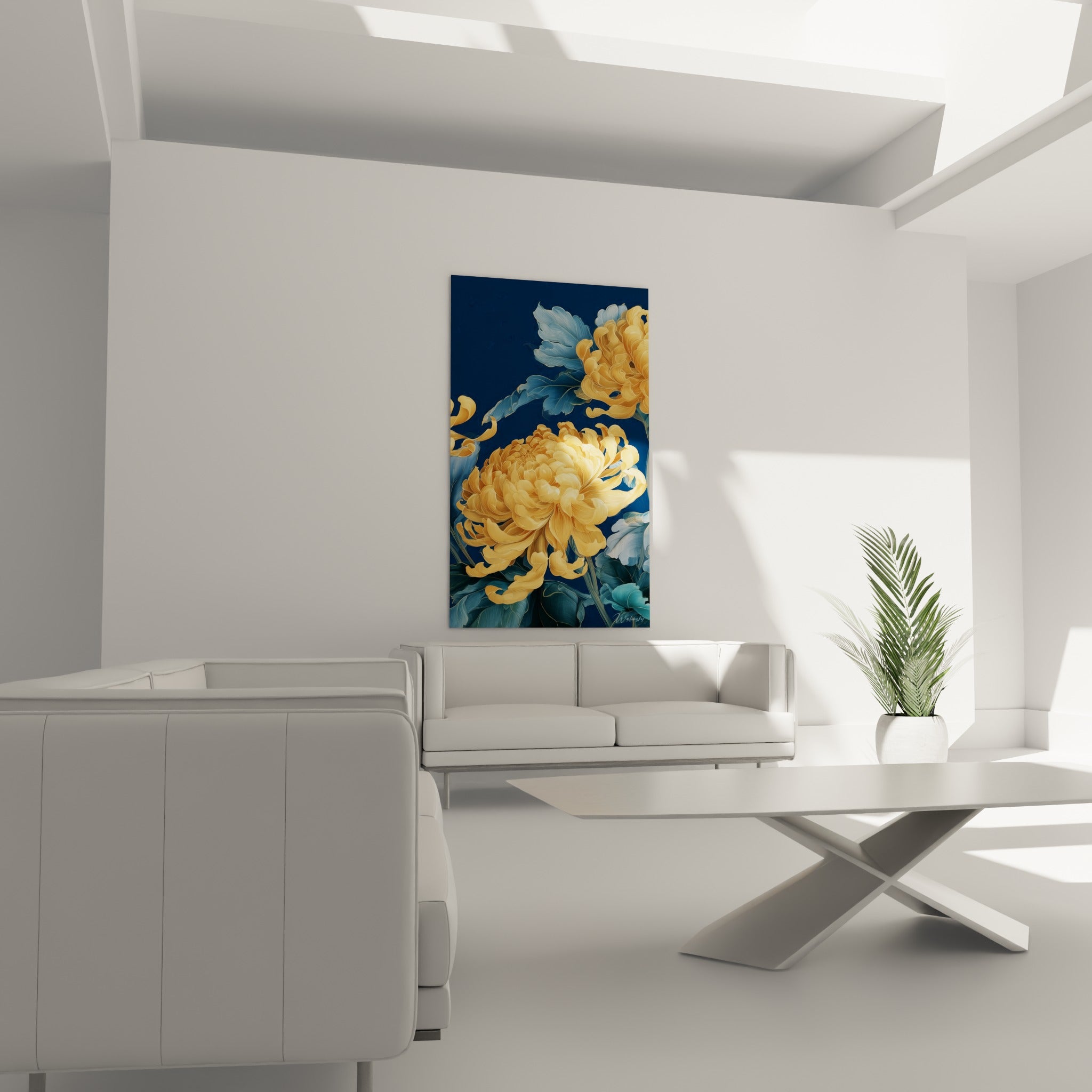 Pétales dorés de chrysanthème sur fond bleu nuit au-dessus d'un canapé dans un salon lumineux