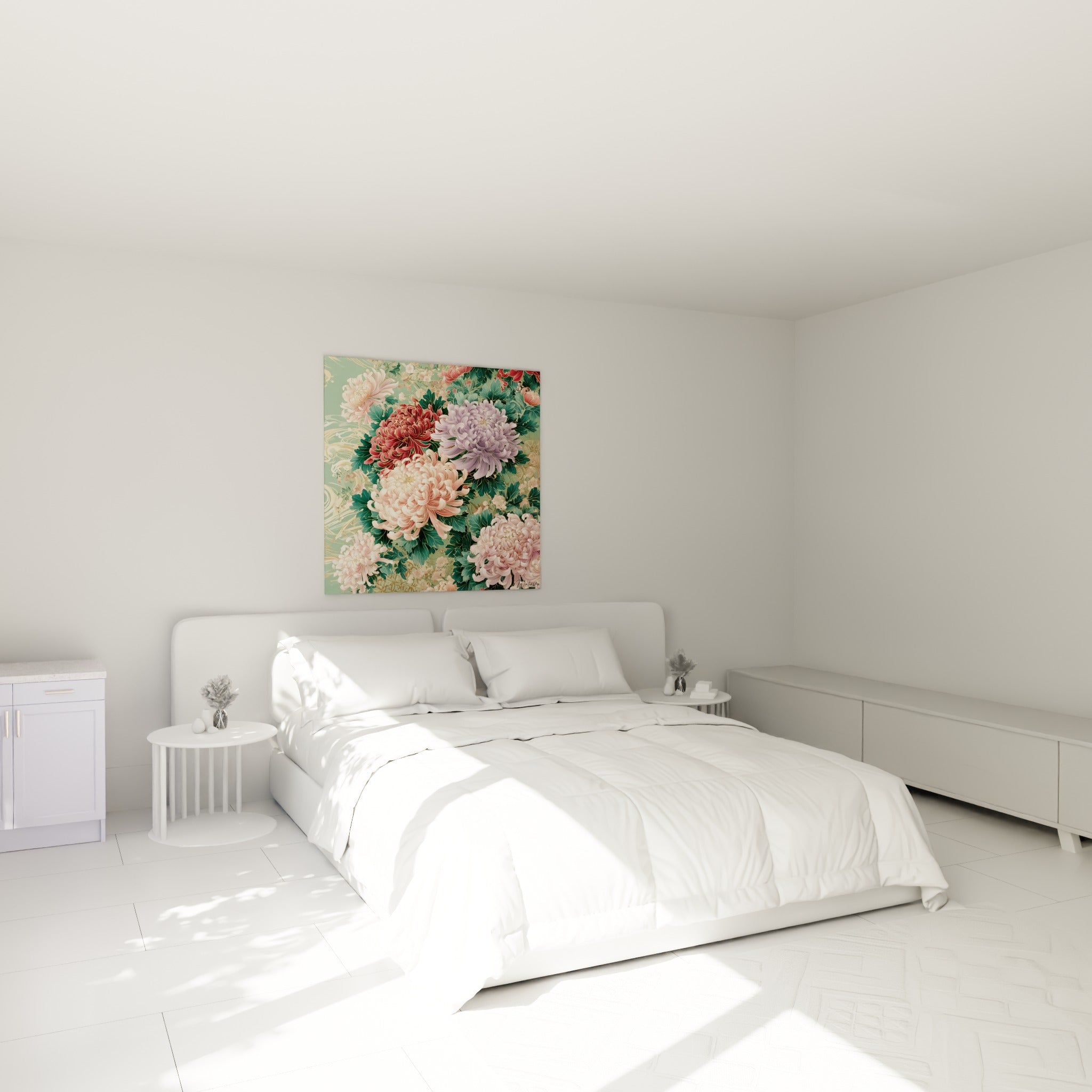Bouquet de chrysanthèmes bordeaux et mauve au-dessus d'un lit dans une chambre claire