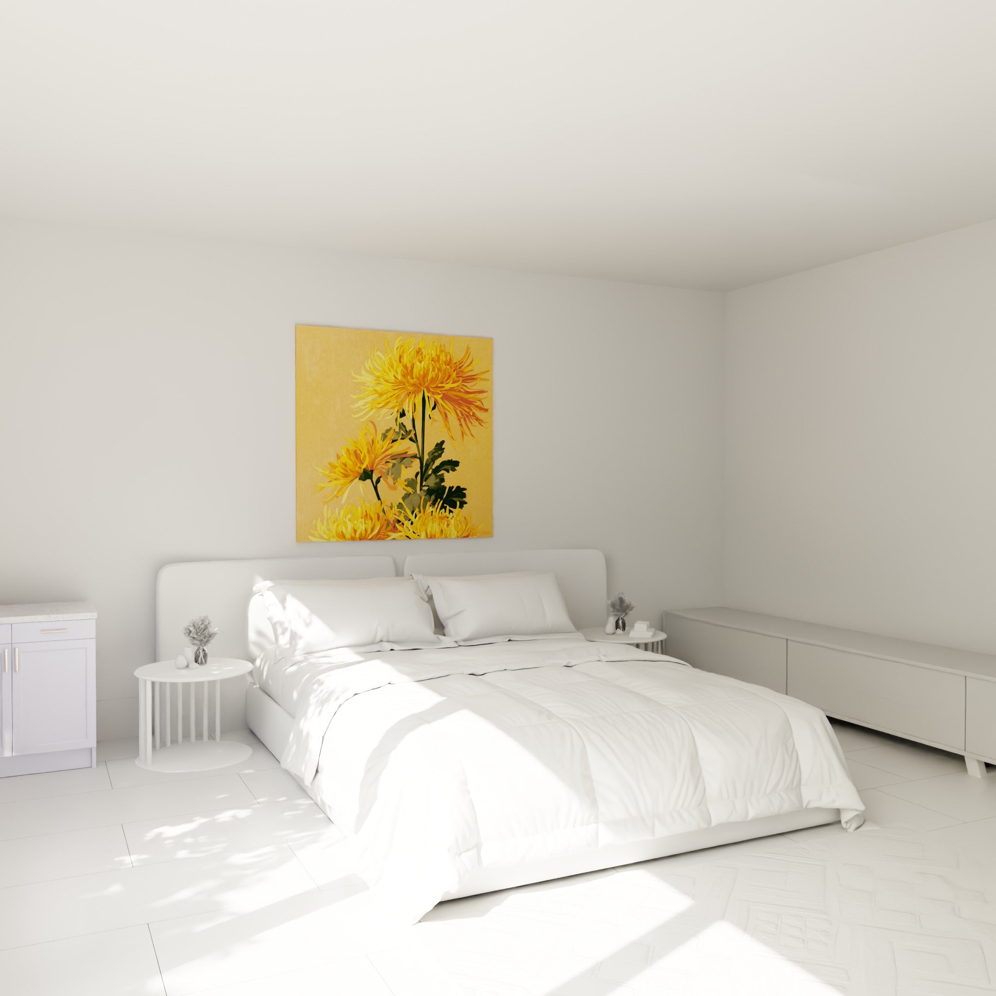 Bouquet de chrysanthèmes orange et jaunes au-dessus d'un lit dans une chambre claire