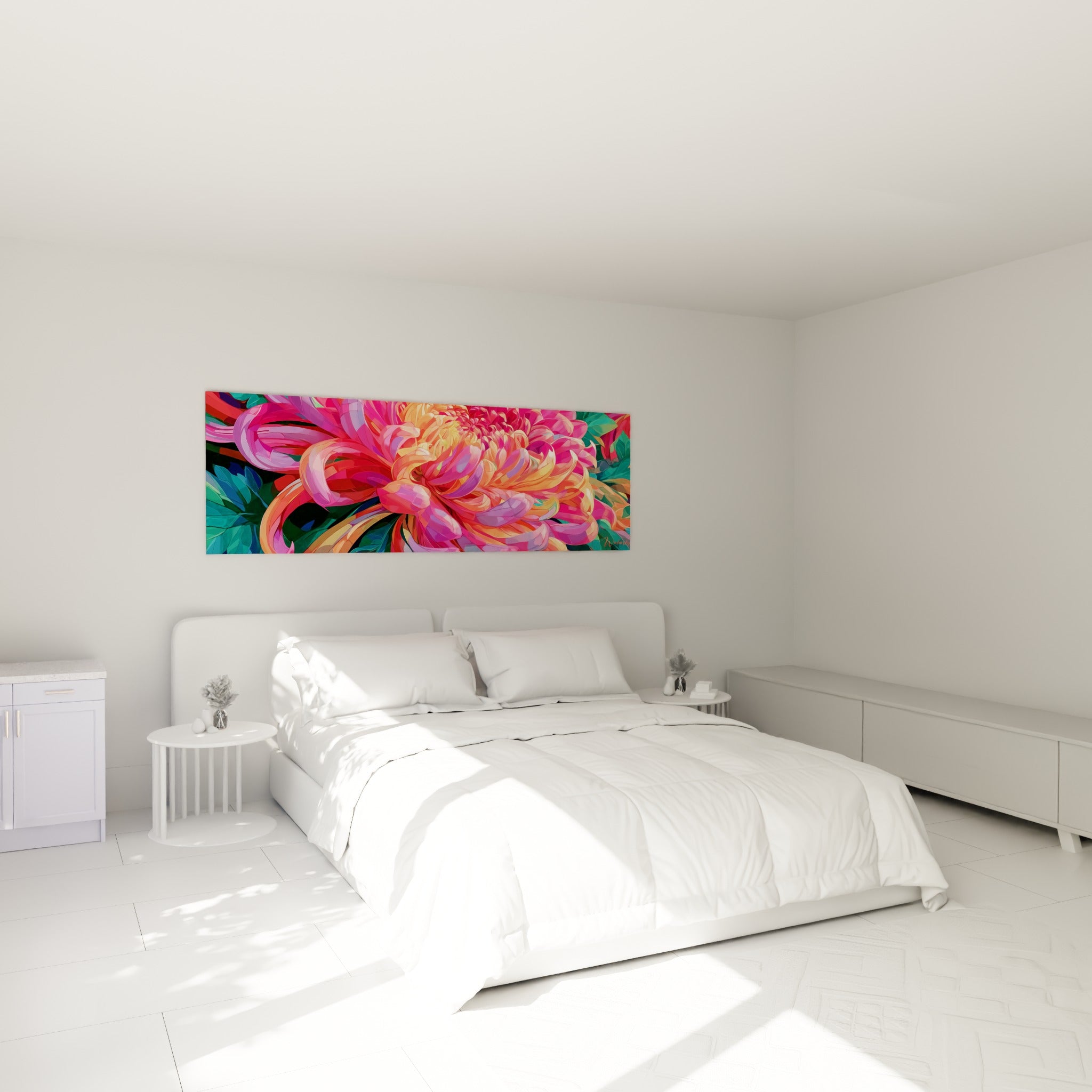 Fleur de chrysanthème corail et violette au-dessus d'un lit dans une chambre claire