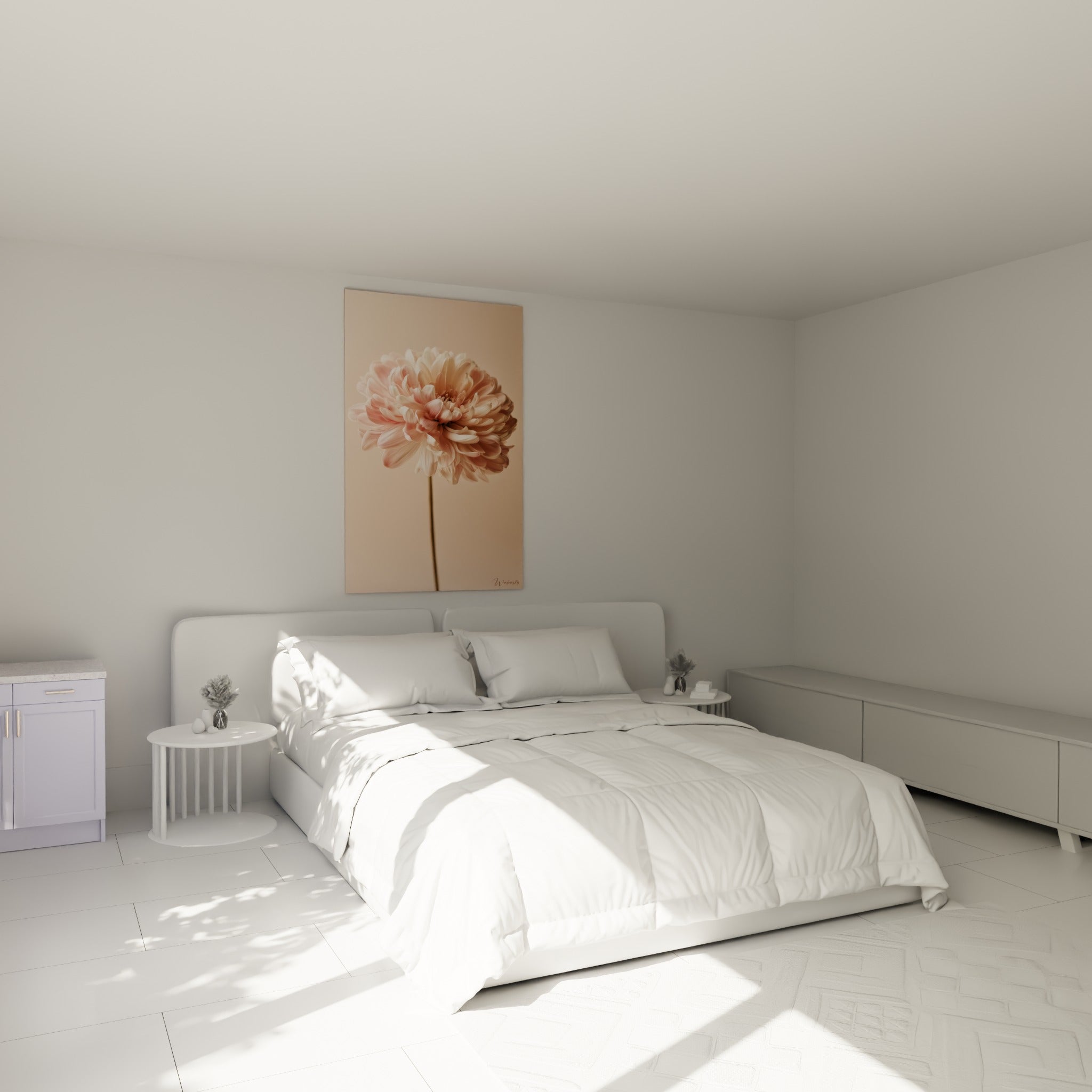 Fleur unique aux teintes rose poudré et crème, au-dessus d'un lit dans une chambre claire