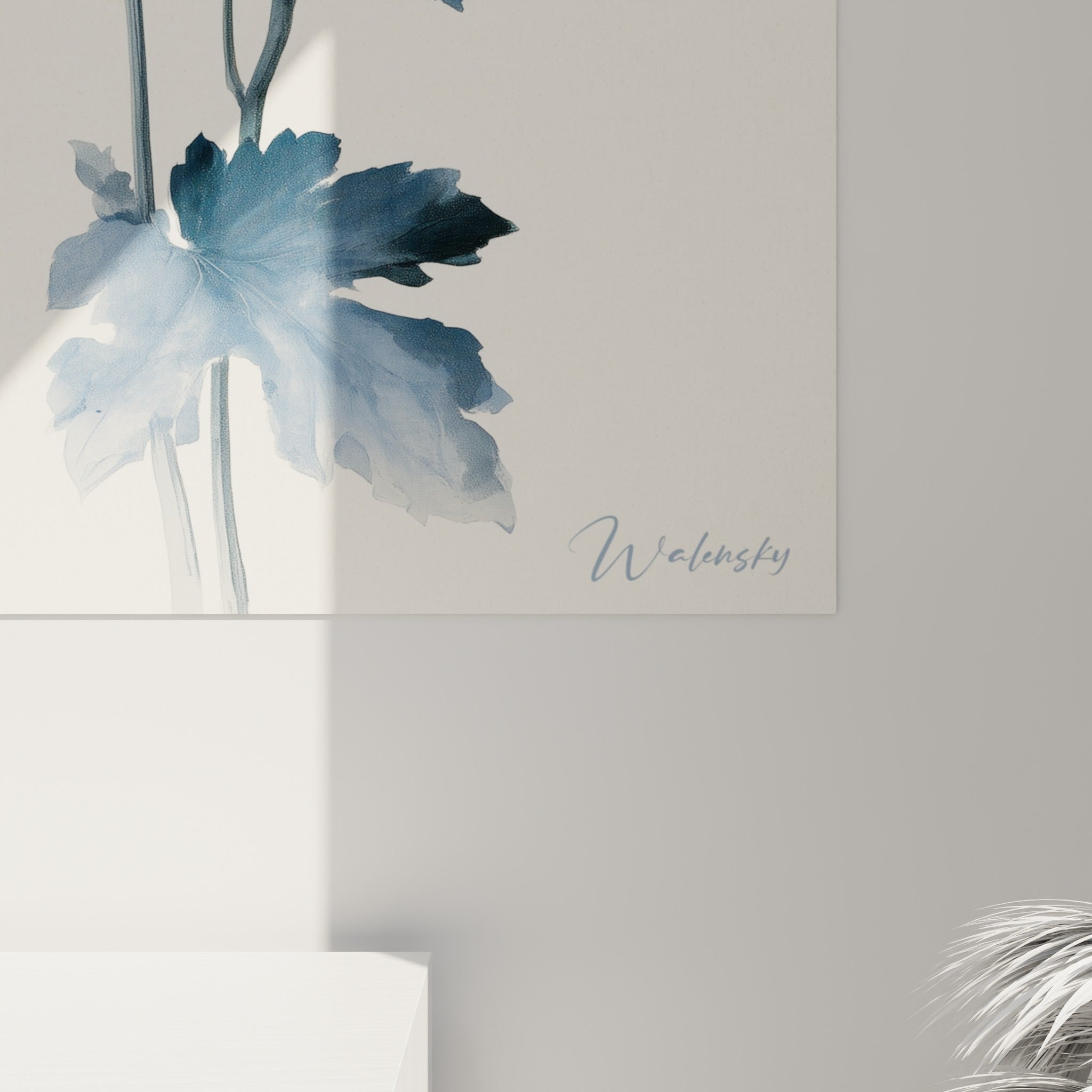 Pétales de chrysanthème en dégradé bleu marine et gris pâle, grain fin de l'aquarelle et coulures délicates visibles