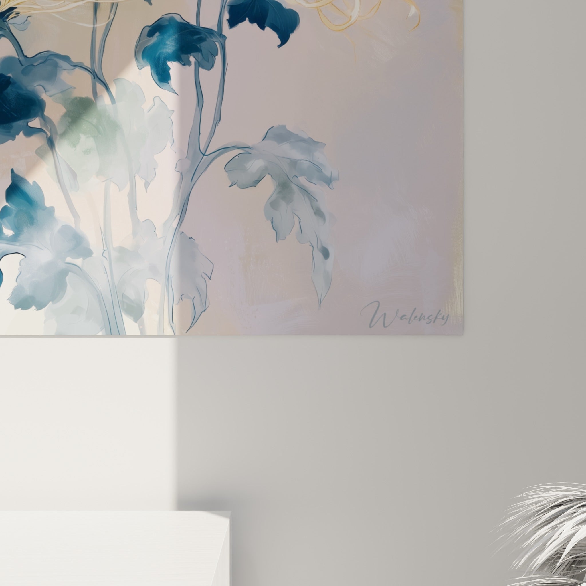 Détail des pétales dorés filiformes et du feuillage bleu marine peint en aquarelle sur toile