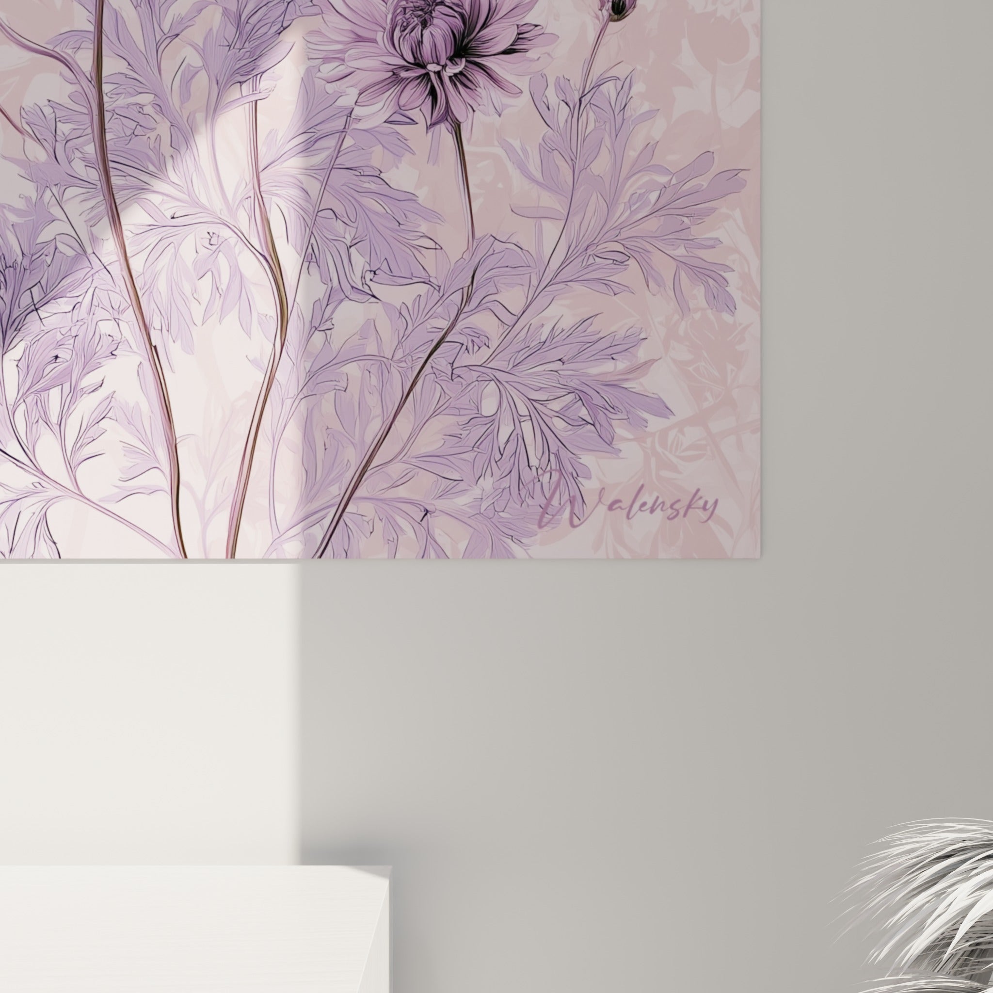 Détail des pétales violets et mauves du chrysanthème, texture aquarellée et fond rose translucide visible de près