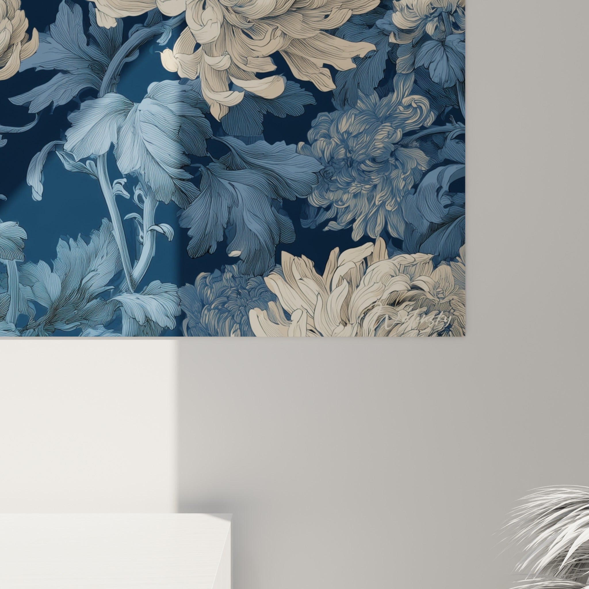 Détail des pétales ivoire et du feuillage bleu ardoise du chrysanthème, traits fins et matière nette