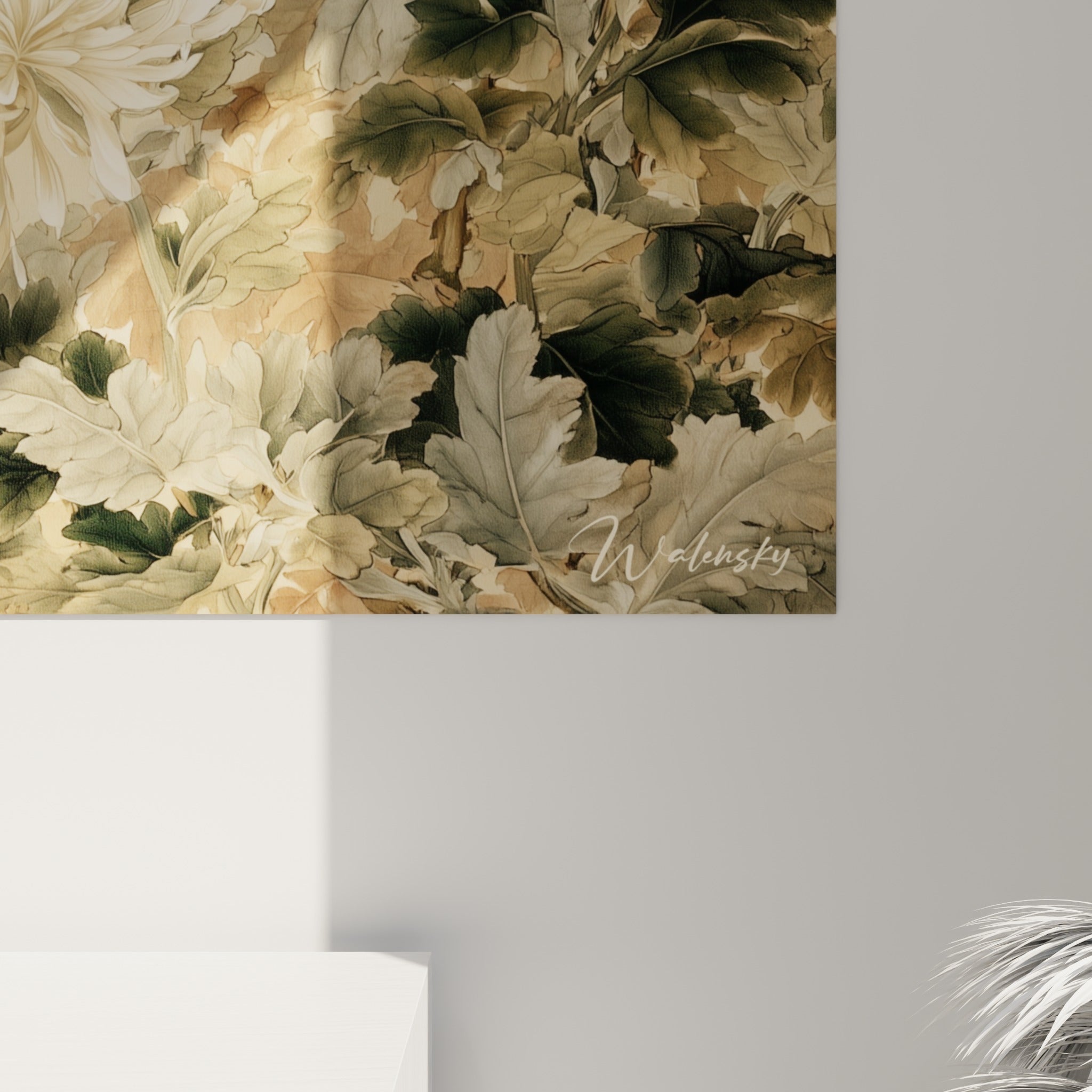 Détail des pétales blancs et de la fleur orangée du chrysanthème, grain fin et nuances dorées
