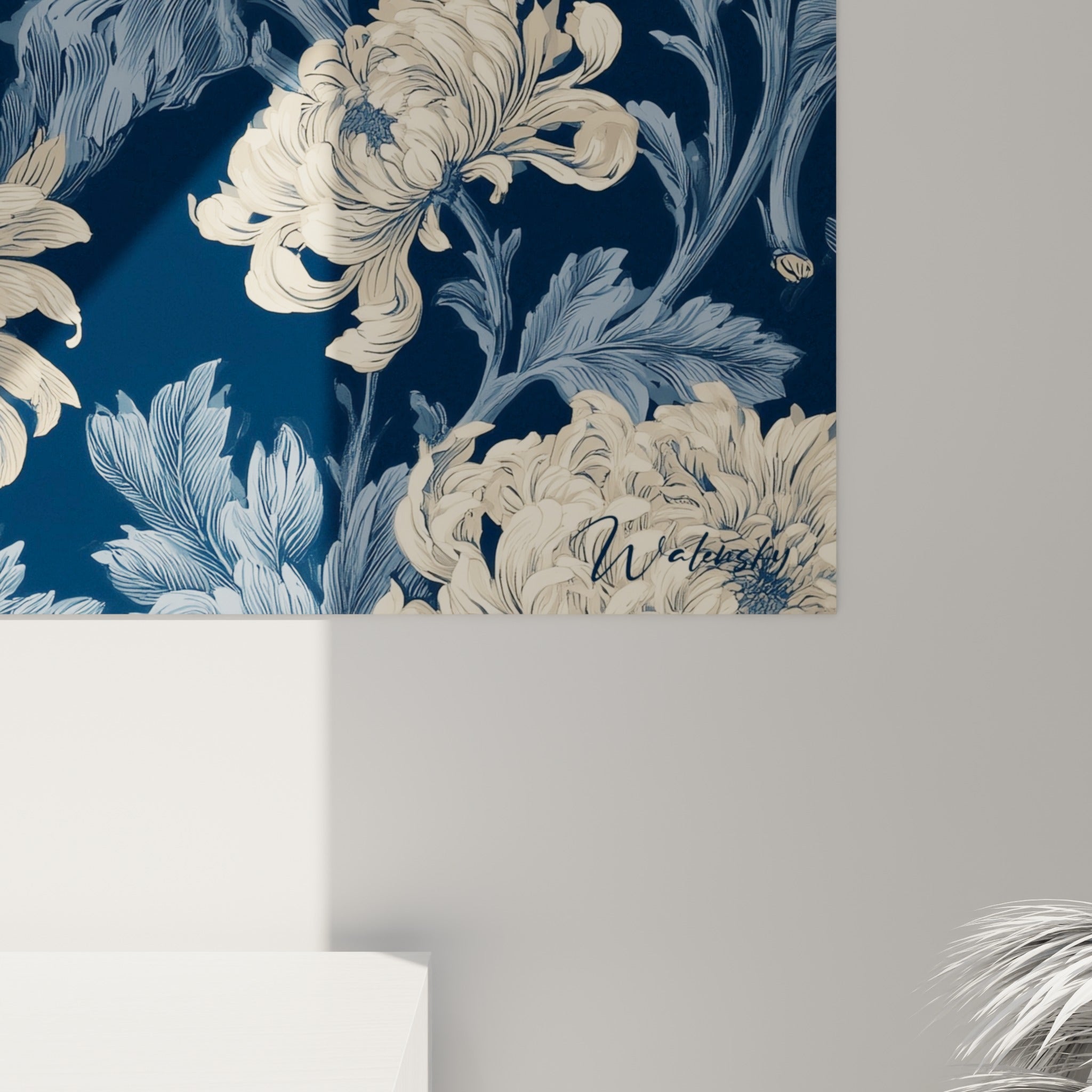 Détail des pétales gravés du chrysanthème ivoire, grain de l'impression sur fond bleu profond