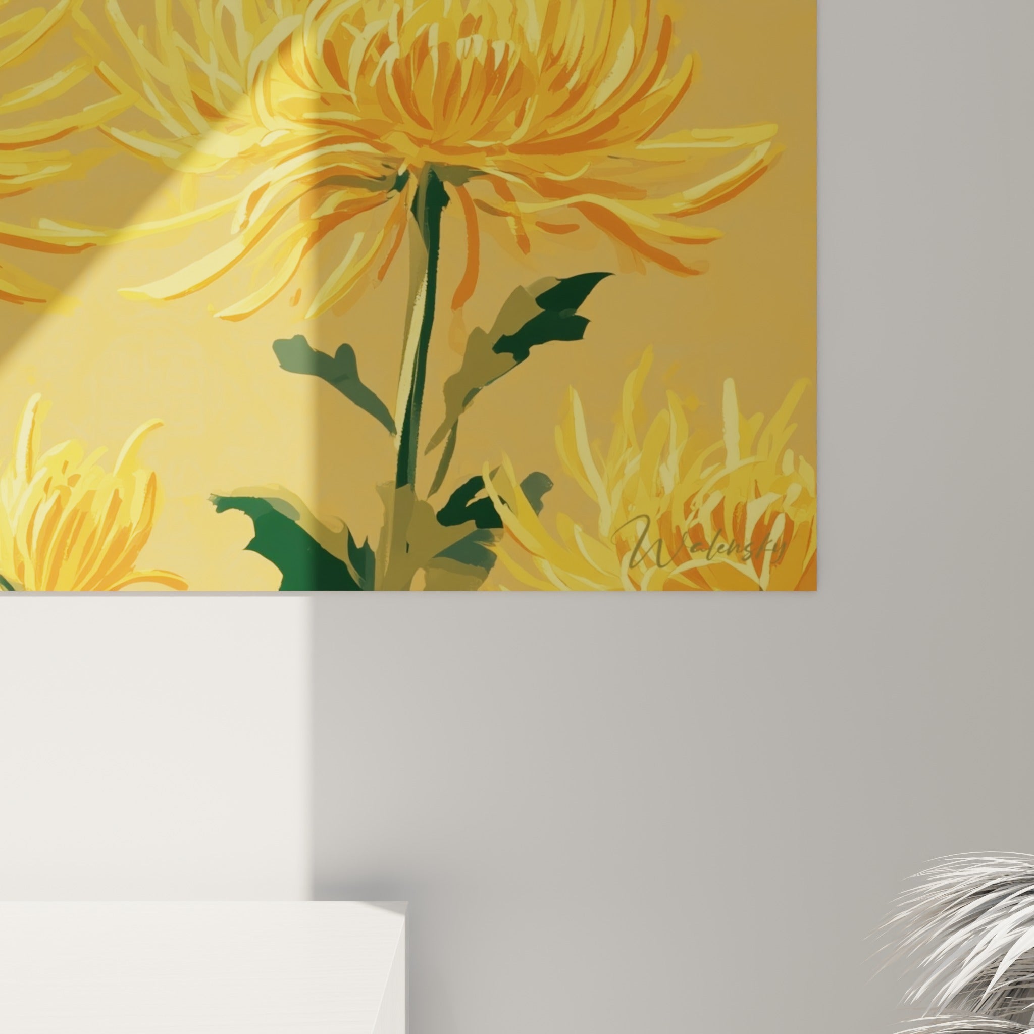 Détail des pétales effilés du chrysanthème, touches de jaune vif et d'orange texturées