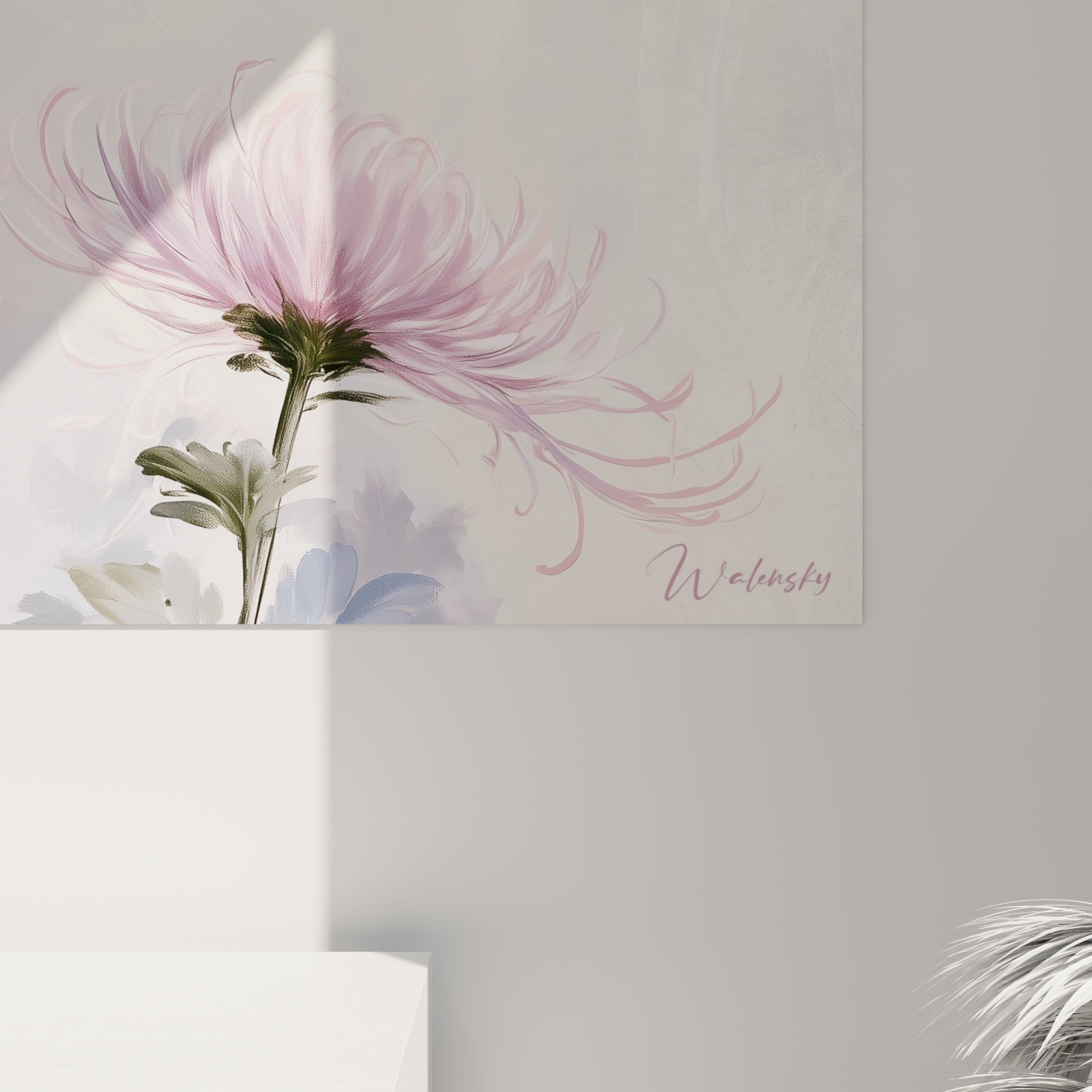 Pétales effilés mauve pastel et touches de bleu ardoise visibles en détail sur la toile chrysanthème