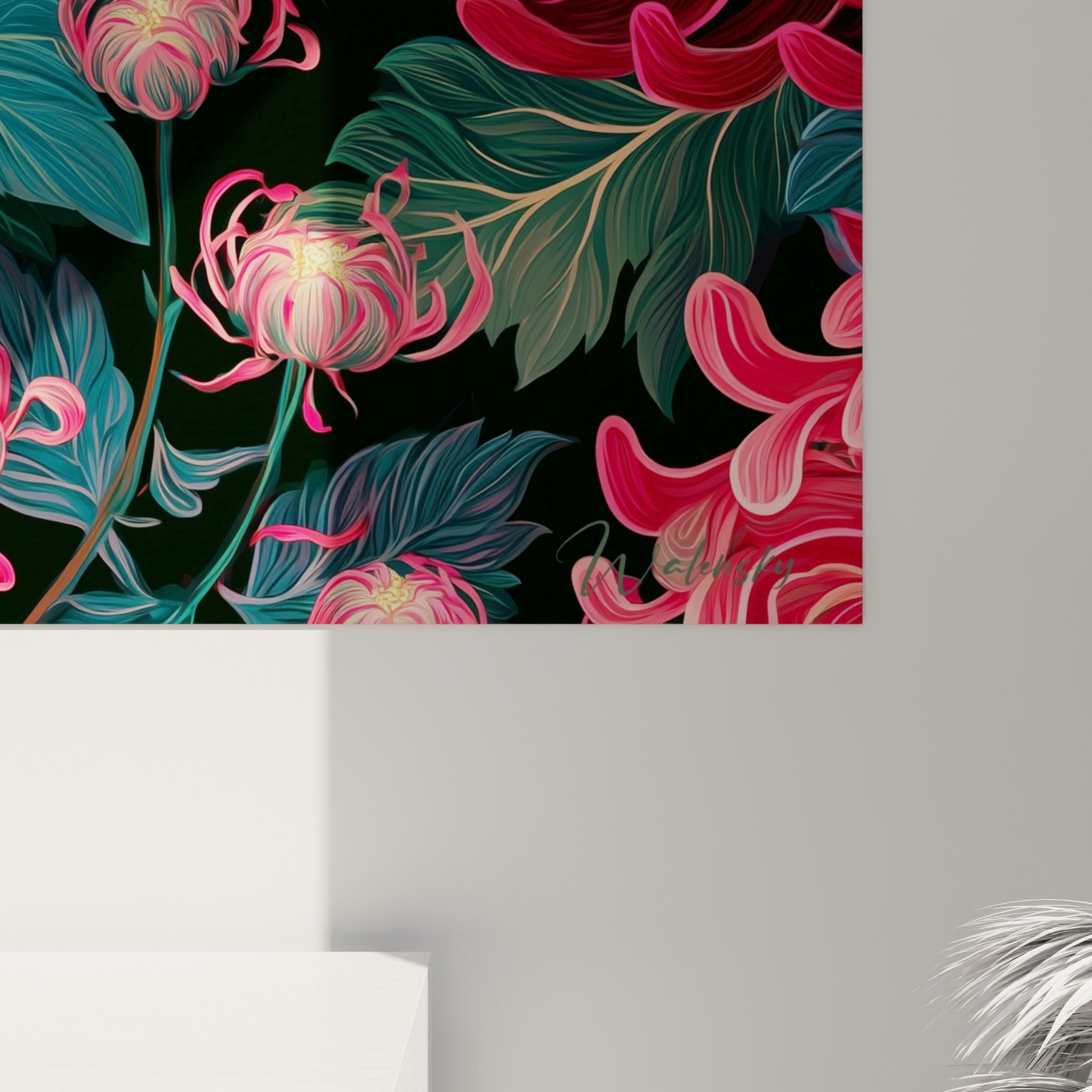 Détail des pétales satinés rouge et rose du chrysanthème révélant le grain et les nuances de l'impression