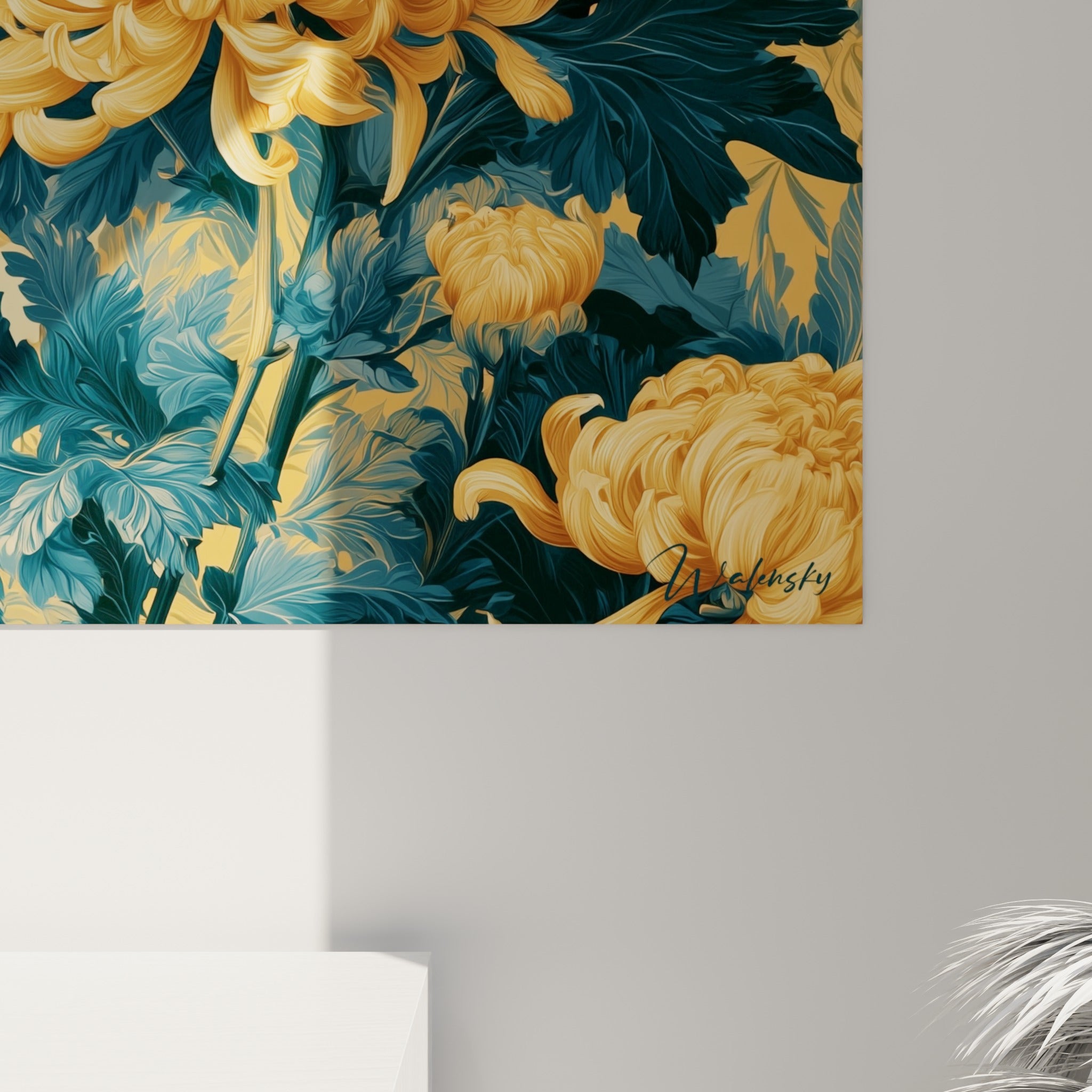 Détail des pétales dorés striés et des feuillages bleu pétrole du chrysanthème, texture aquarelle visible de près