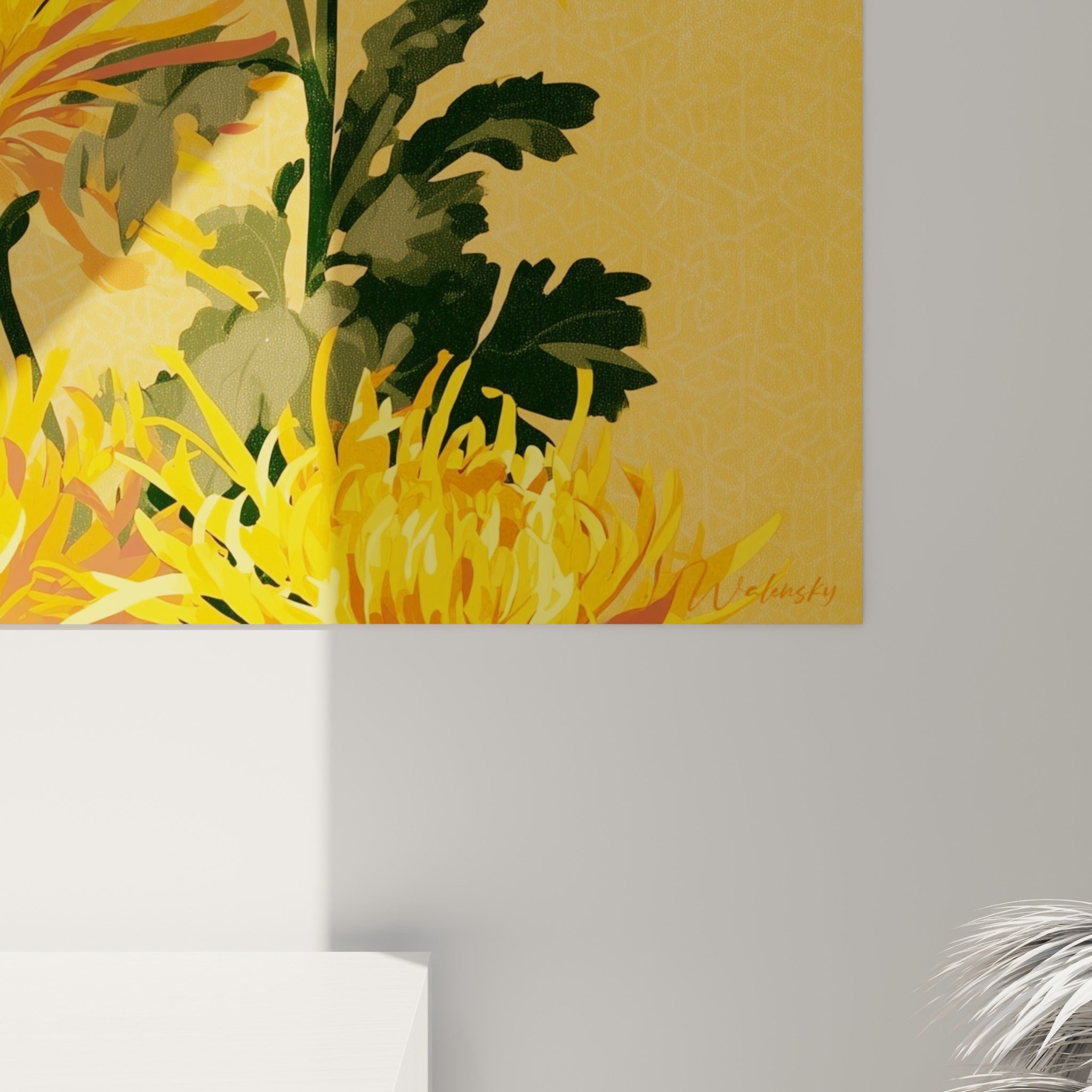 Détail des pétales orange et jaunes du chrysanthème, aplats nets et texture du fond beige visible