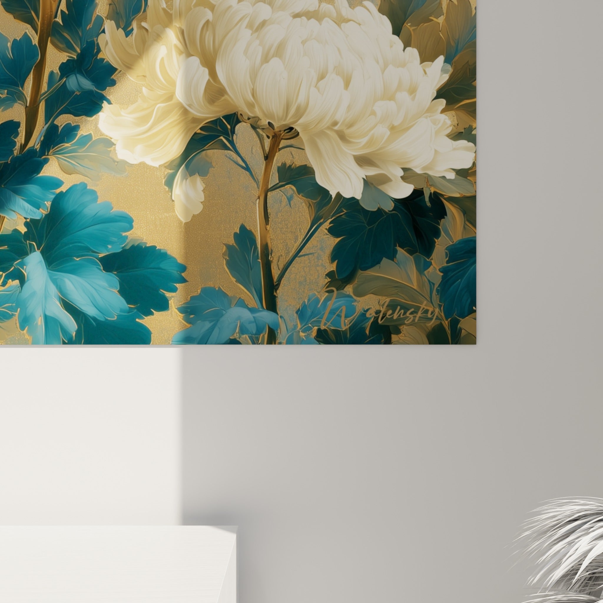 Détail des pétales ivoire du chrysanthème et texture dorée craquelée, grain de peinture et coulures bleu pétrole visibles