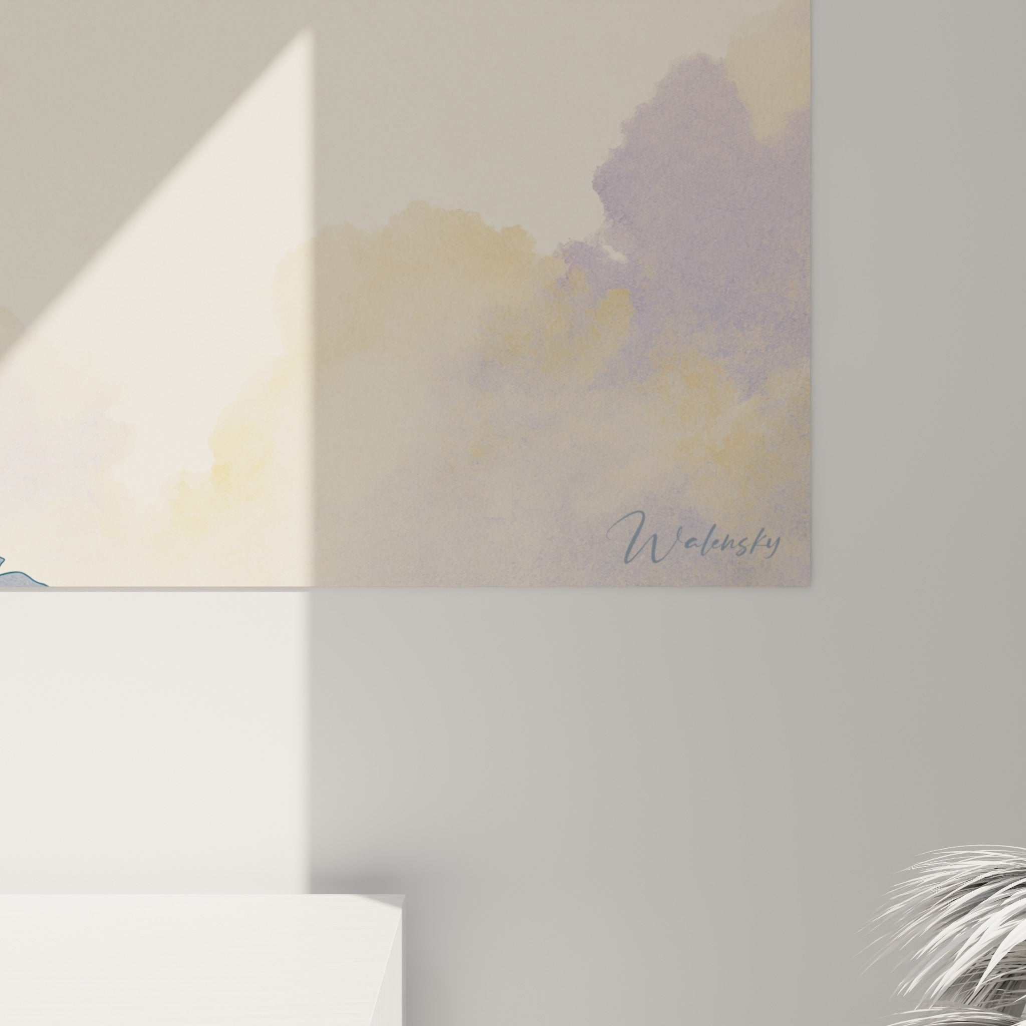 Empâtements dorés et coulures bleu pétrole visibles sur la toile du chrysanthème accrochée en angle
