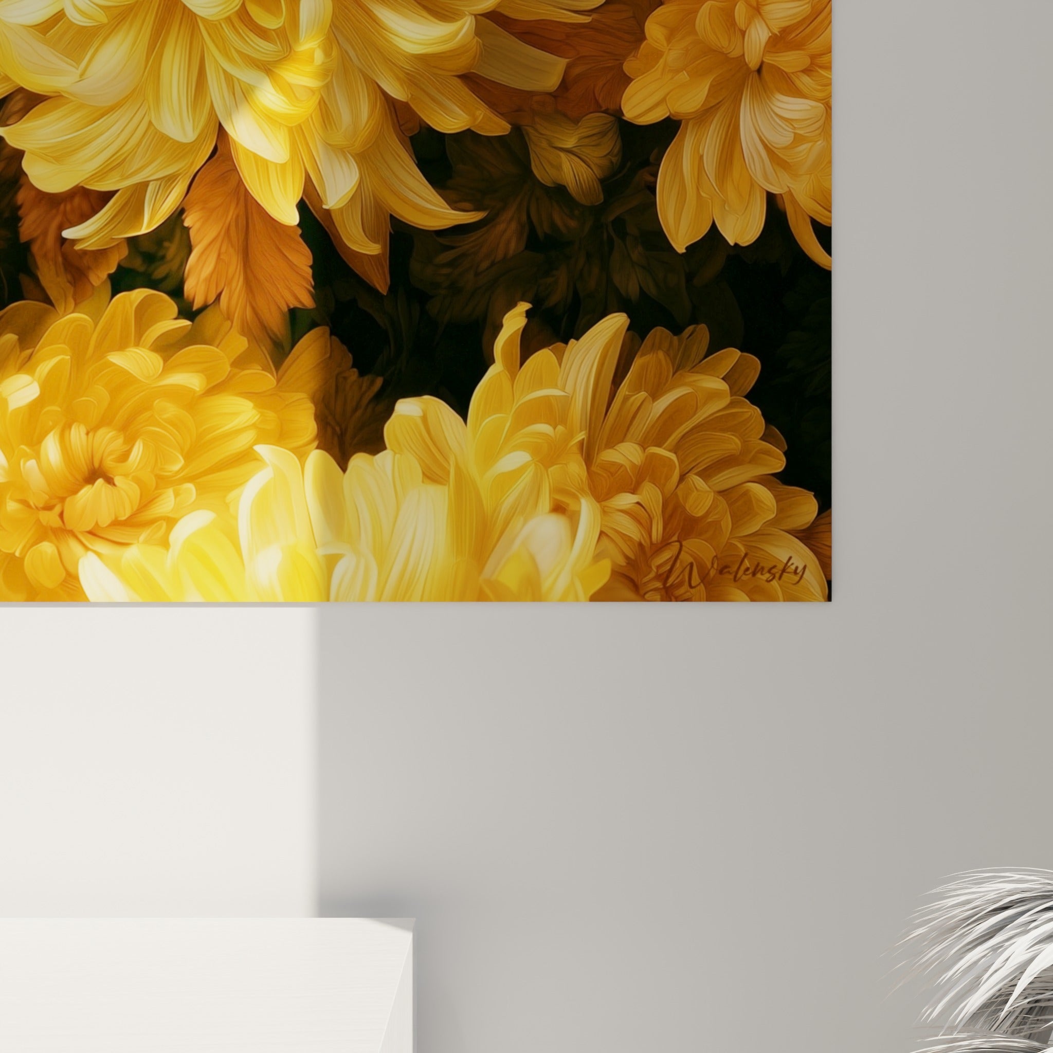Détail des pétales de chrysanthème jaune pâle et ambre, striures fines et reliefs texturés visibles