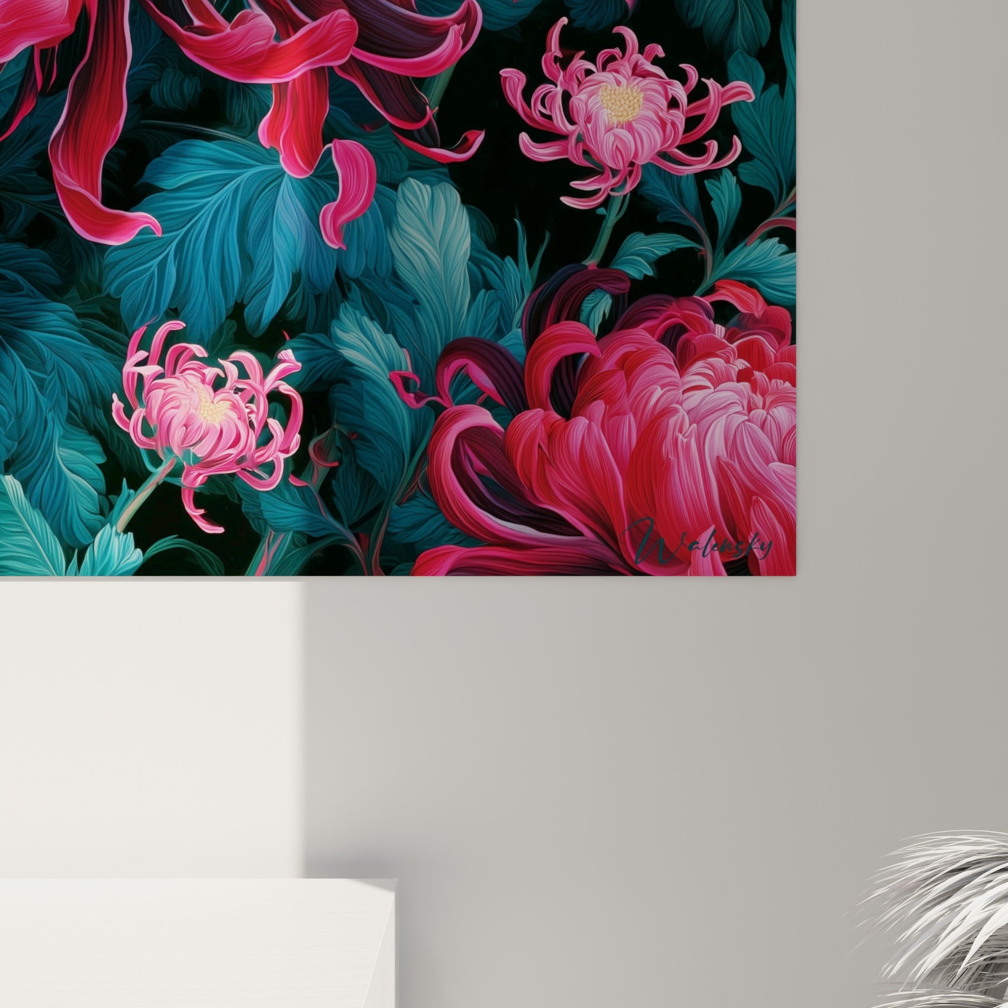 Détail des pétales carmin et roses du chrysanthème montrant textures fluides et nuances de vert profond