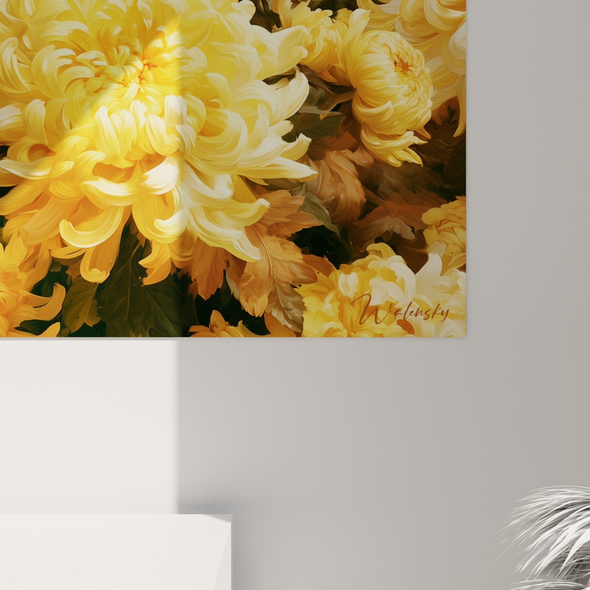 Empâtements dorés et coulures brunes révèlent la matière peinte des pétales de chrysanthème en gros plan