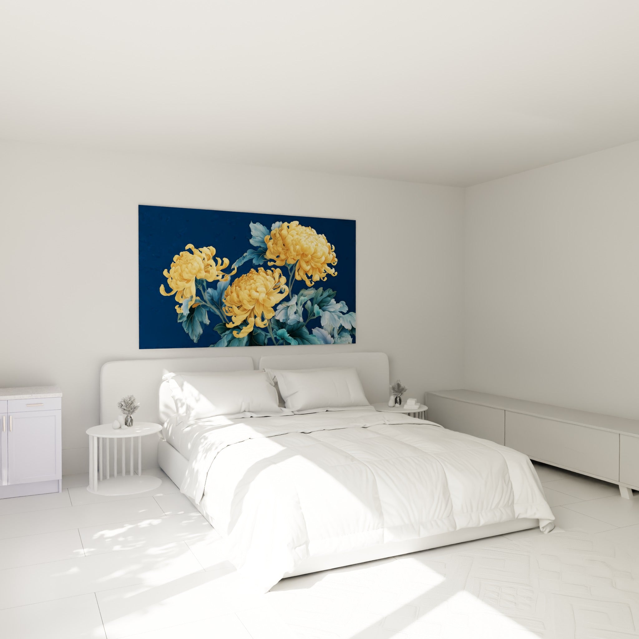 Fleurs de Chrysanthème dorées et bleu marine accrochées au-dessus d'un lit dans une chambre claire