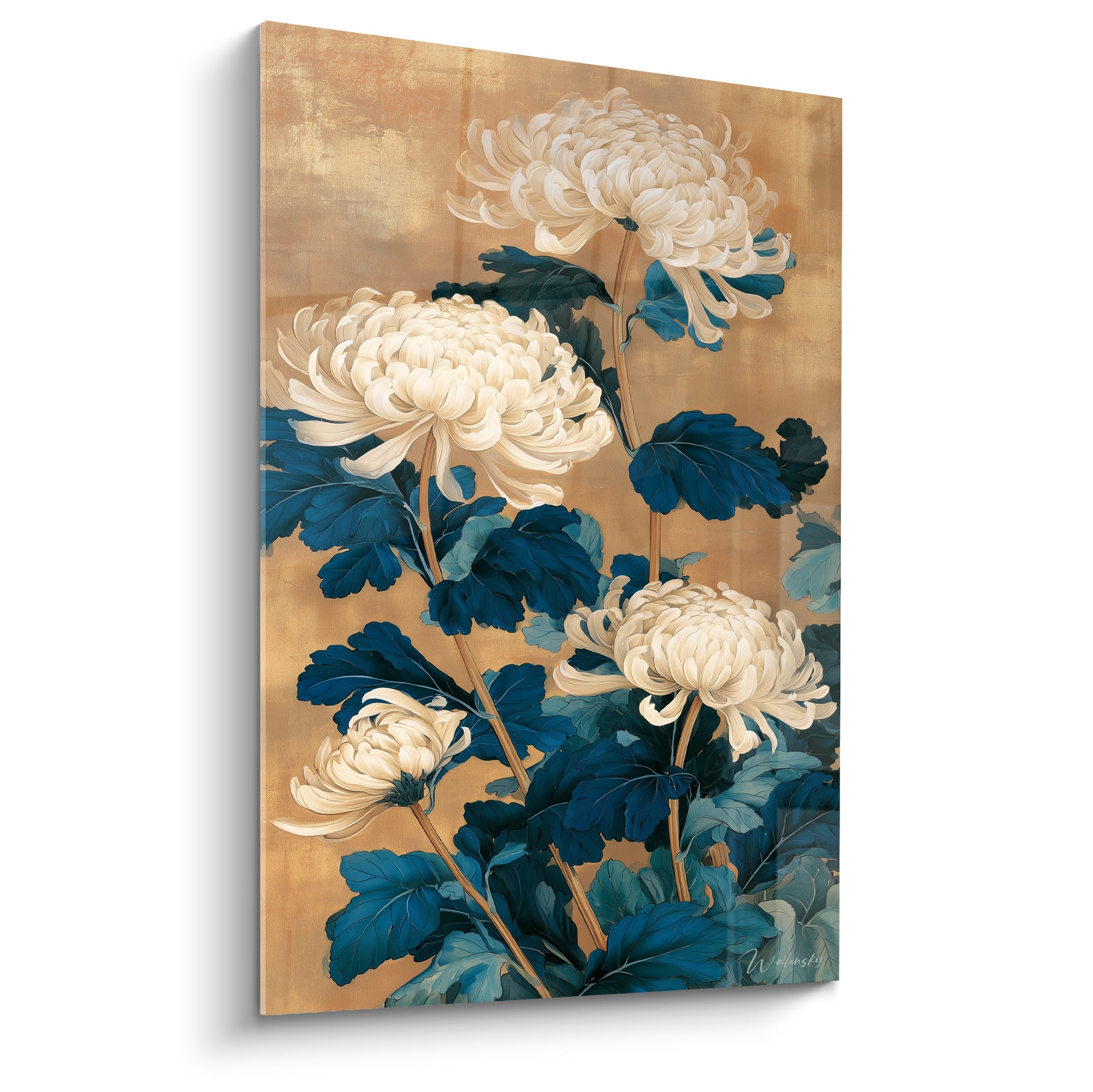 Chrysanthème ivoire aux feuilles bleu marine sur fond doré patiné, composition florale verticale