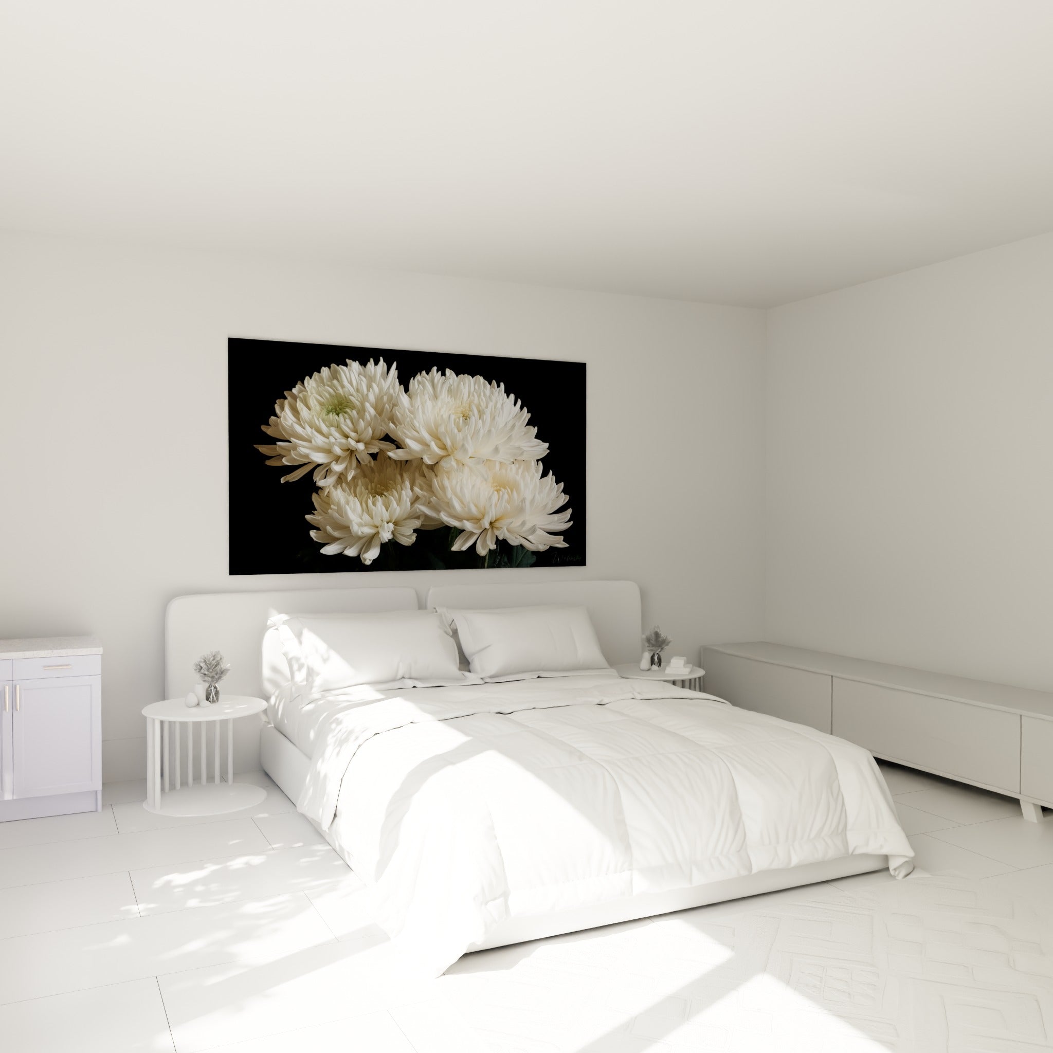 Bouquet de chrysanthèmes ivoire et vert pâle affiché au-dessus d'un lit dans une chambre claire