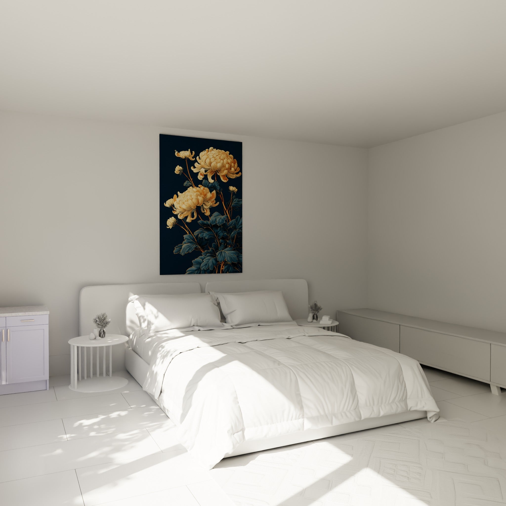 Chrysanthèmes ivoire et dorés sur fond bleu nuit, accrochés au-dessus d'un lit dans une chambre claire