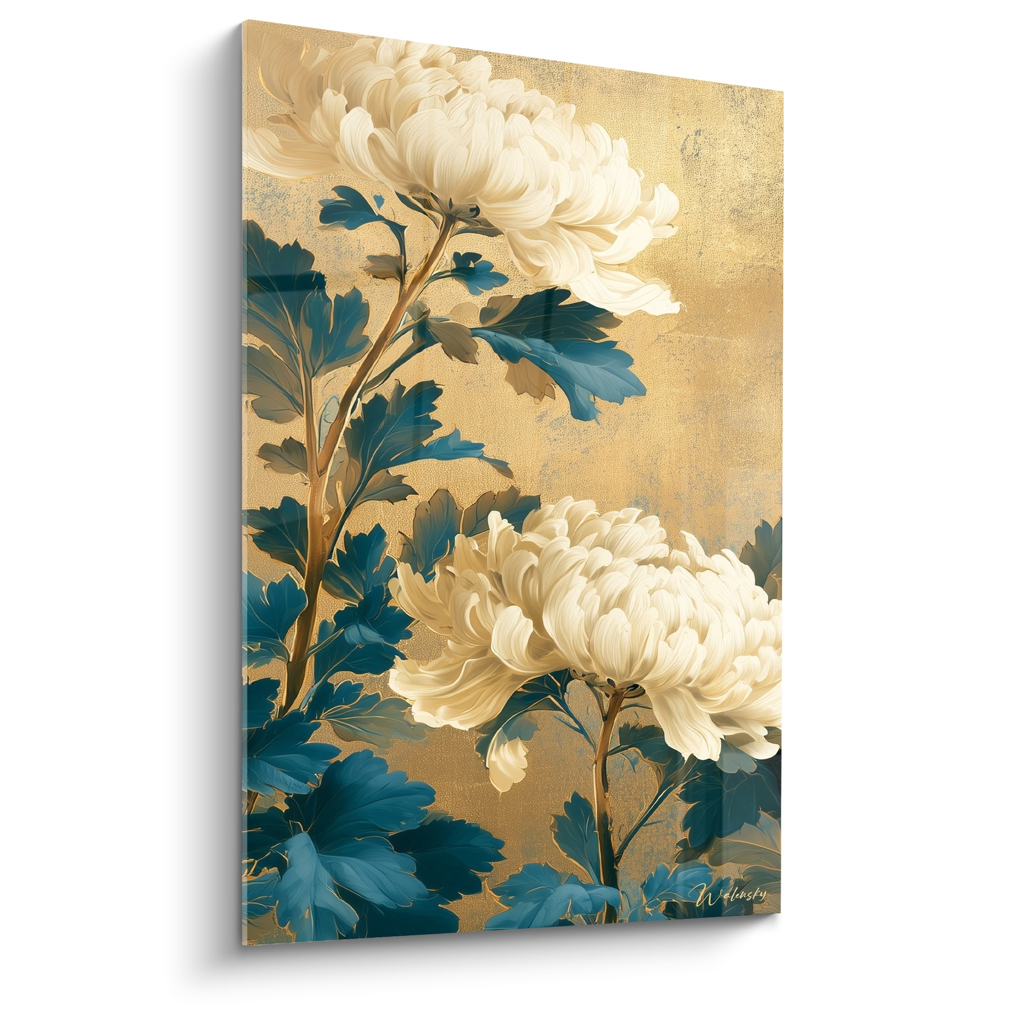 Chrysanthèmes ivoire aux pétales enroulés sur fond doré patiné et feuillage bleu pétrole