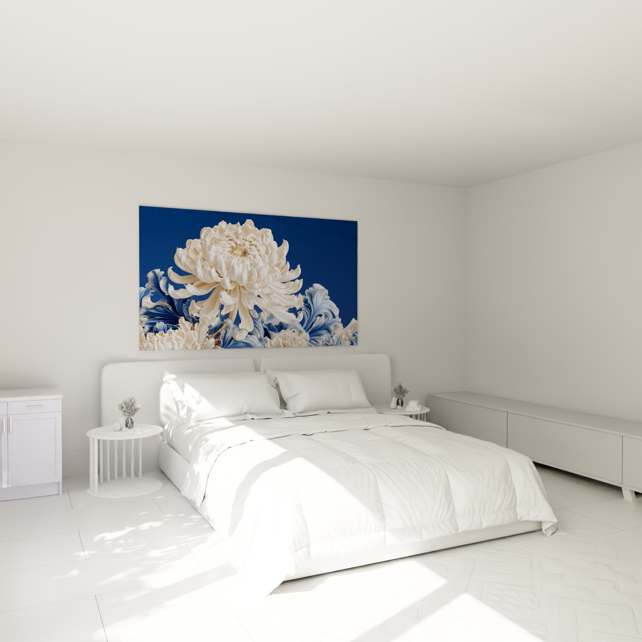 Chrysanthème ivoire et bleu profond, pétales nacrés, accroché au-dessus d'un lit dans une chambre claire