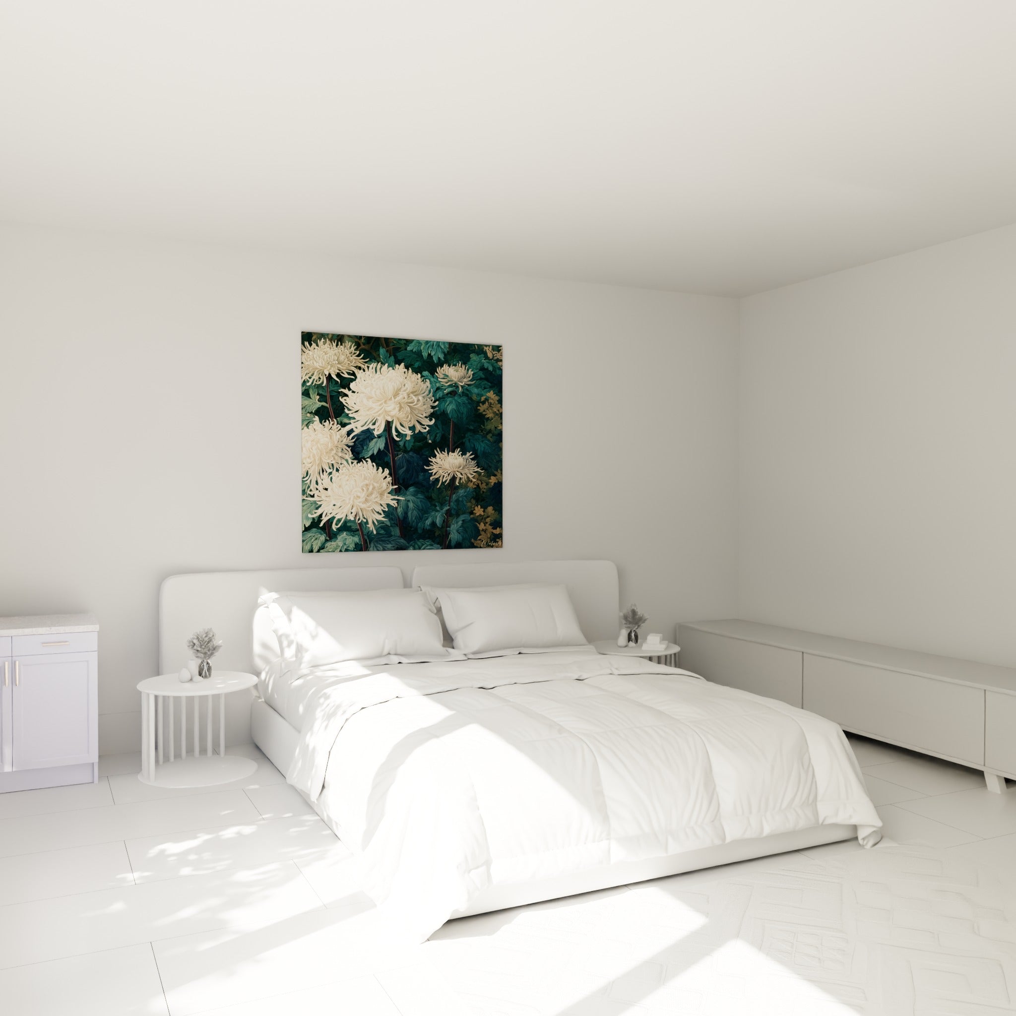 Fleurs de chrysanthème ivoire et tiges pourpres accrochées au-dessus d'un lit dans une chambre claire