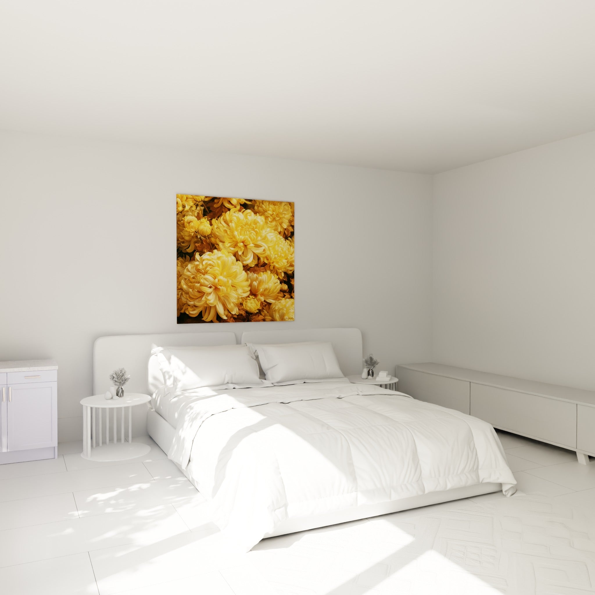 Fleurs de chrysanthème jaune et ambré au-dessus d'un lit dans une chambre claire