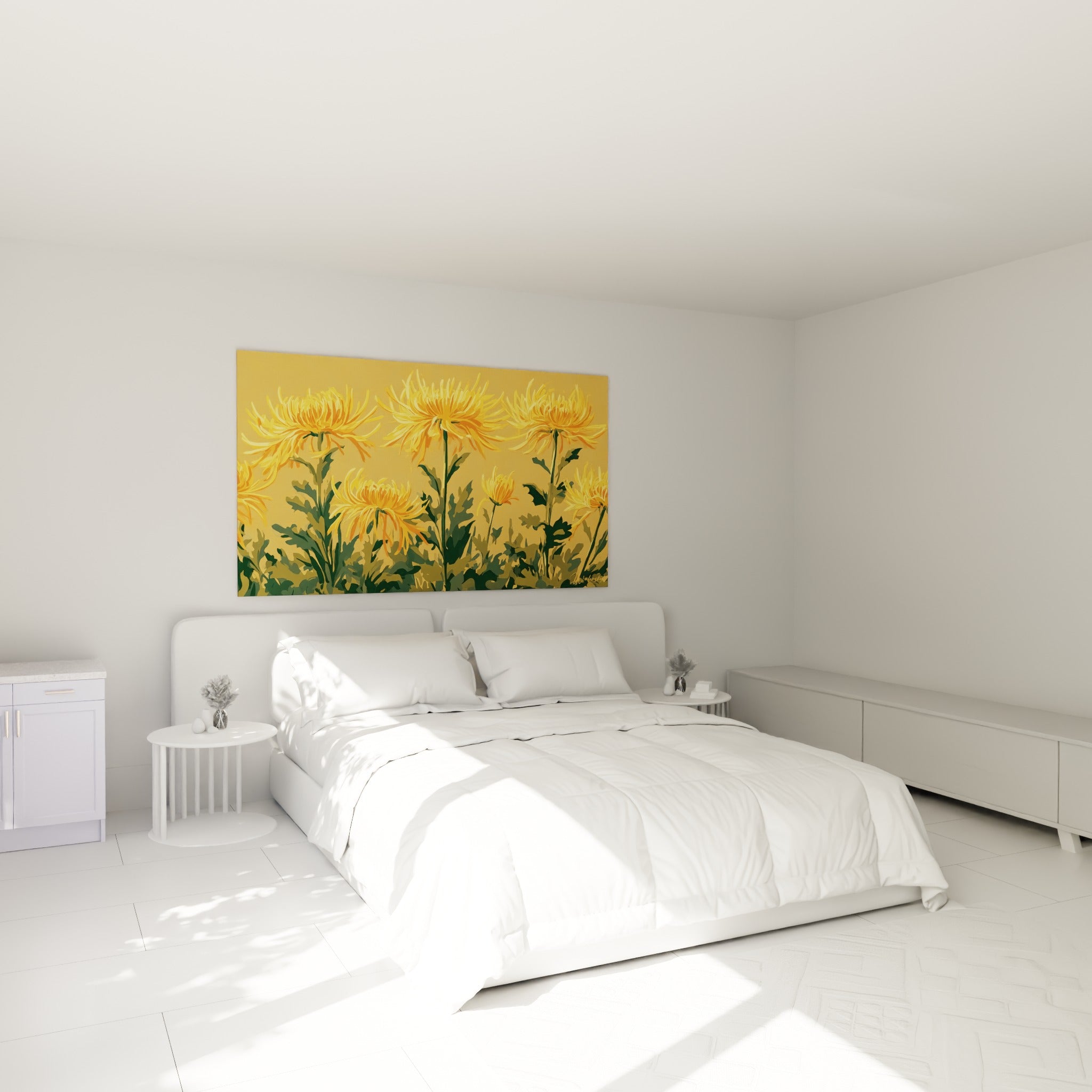 Bouquet de chrysanthèmes jaune et orangé au-dessus d'un lit dans une chambre claire