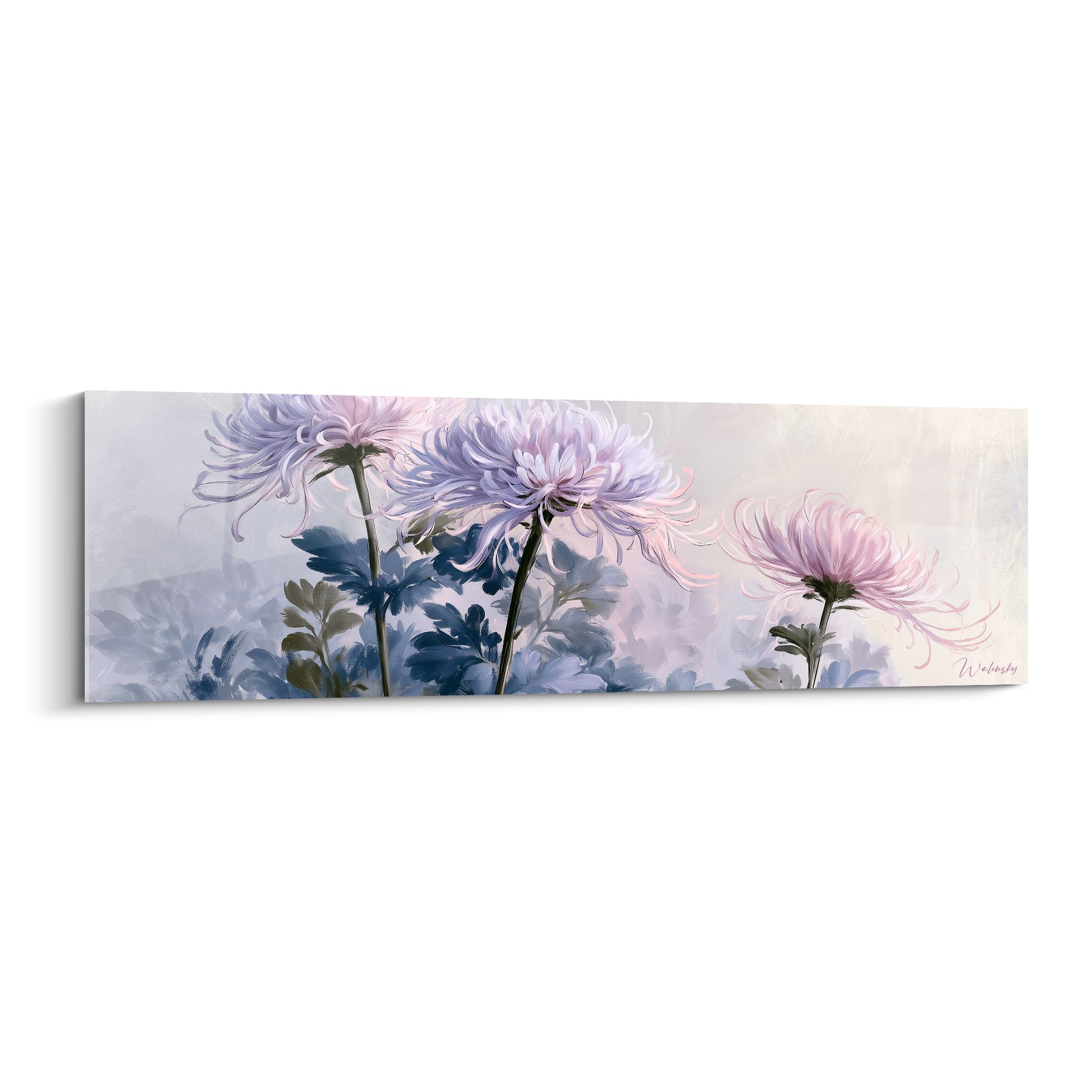 Chrysanthème mauve et bleu ardoise aux pétales effilés sur fond brumeux ivoire