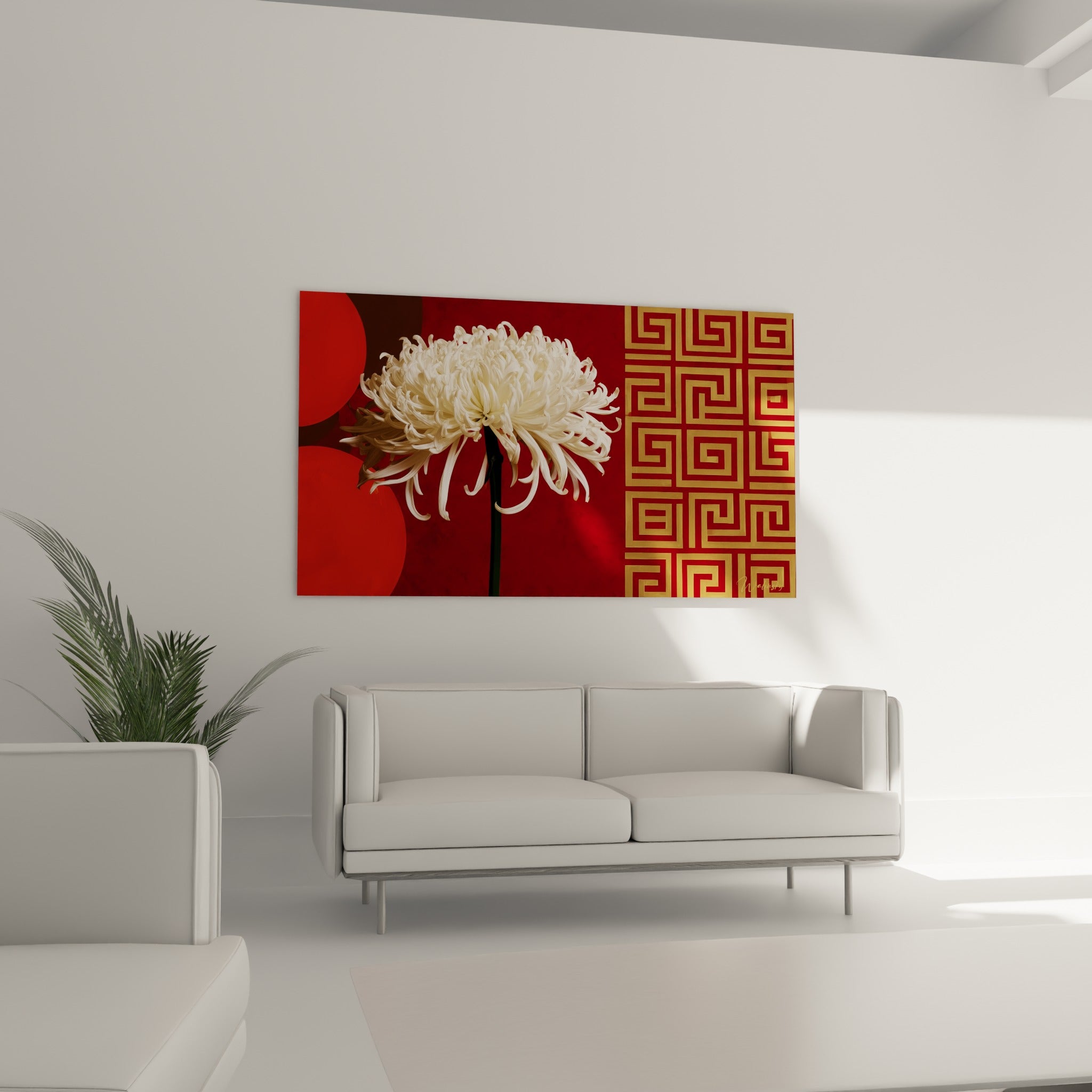 Fleur de chrysanthème ivoire et fond rouge orné de dorures, au-dessus d'un canapé dans un salon lumineux