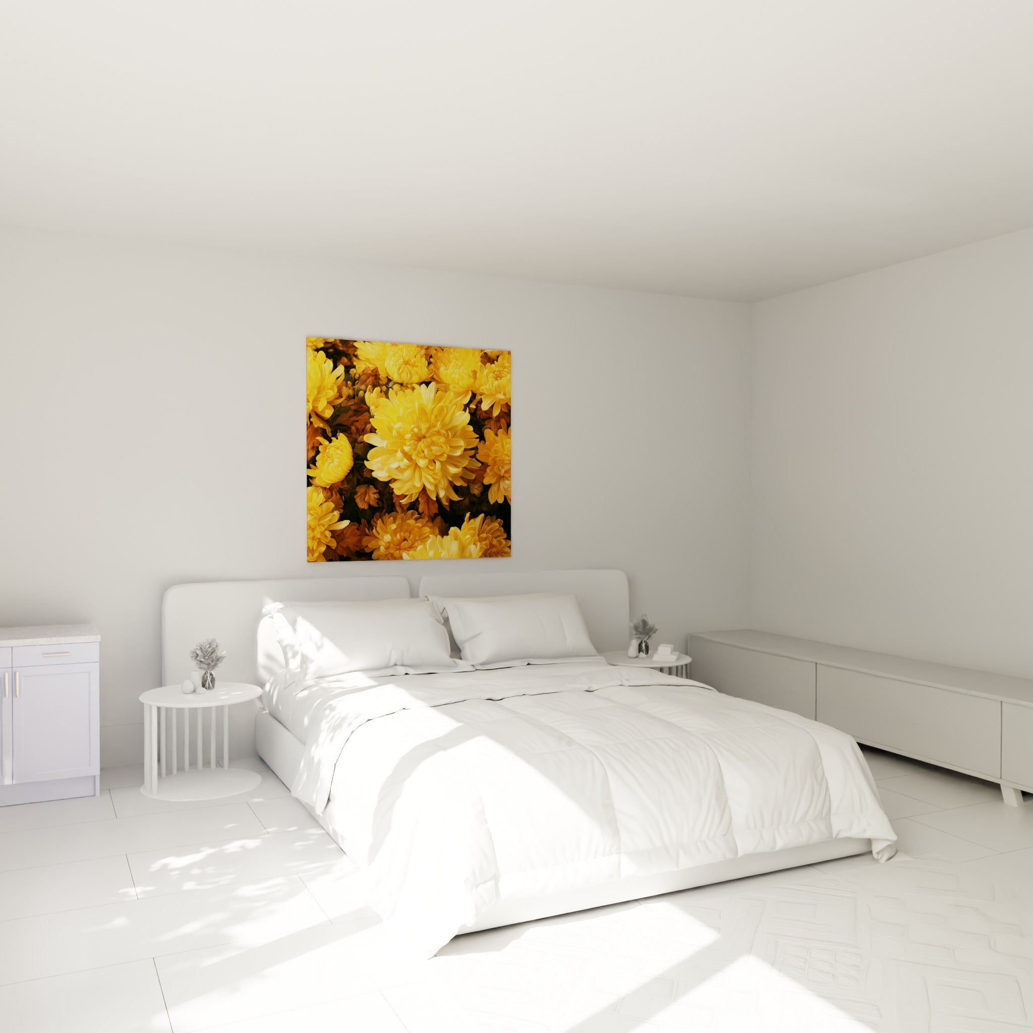 Bouquet de chrysanthèmes jaune et ocre accroché au-dessus d'un lit dans une chambre claire