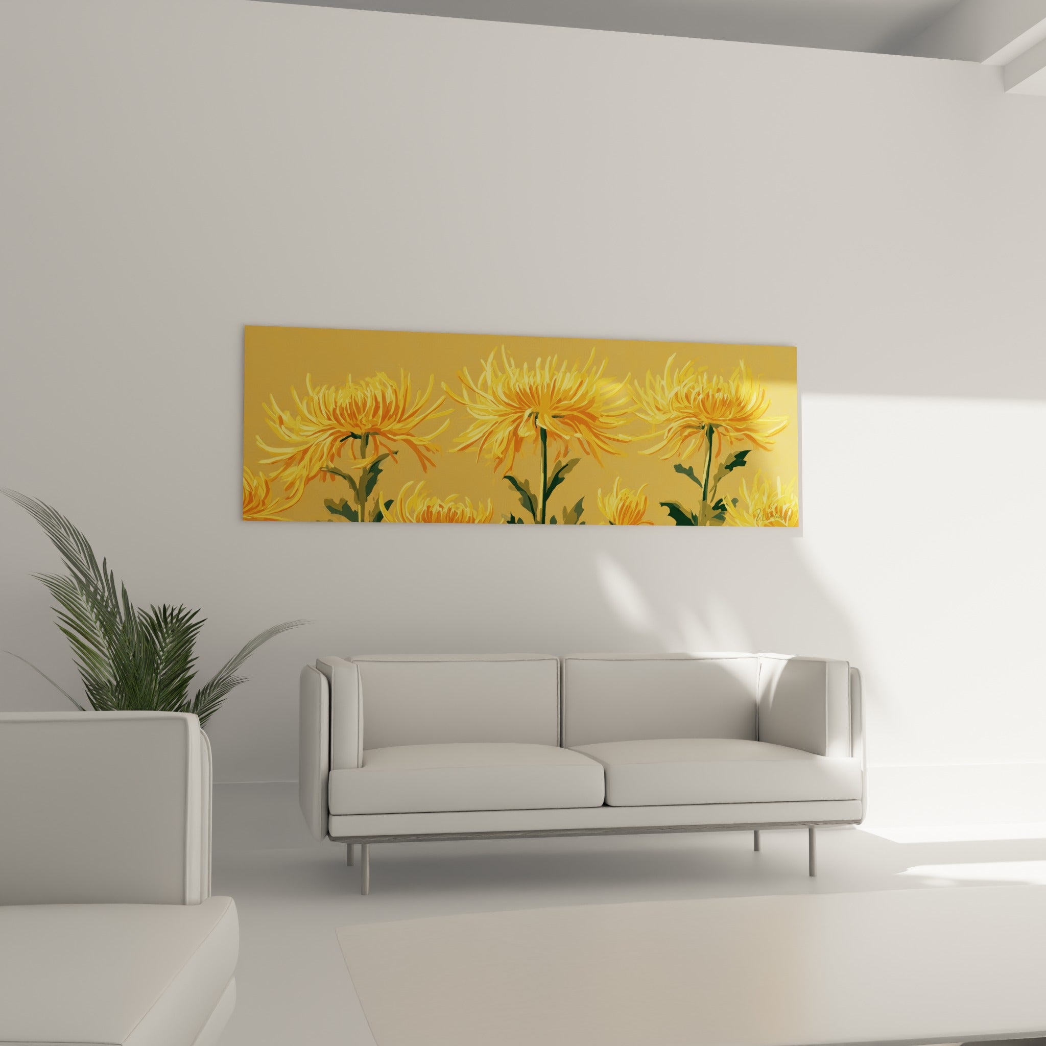 Bouquet de chrysanthèmes ocre et orangés au-dessus d'un canapé dans un salon lumineux