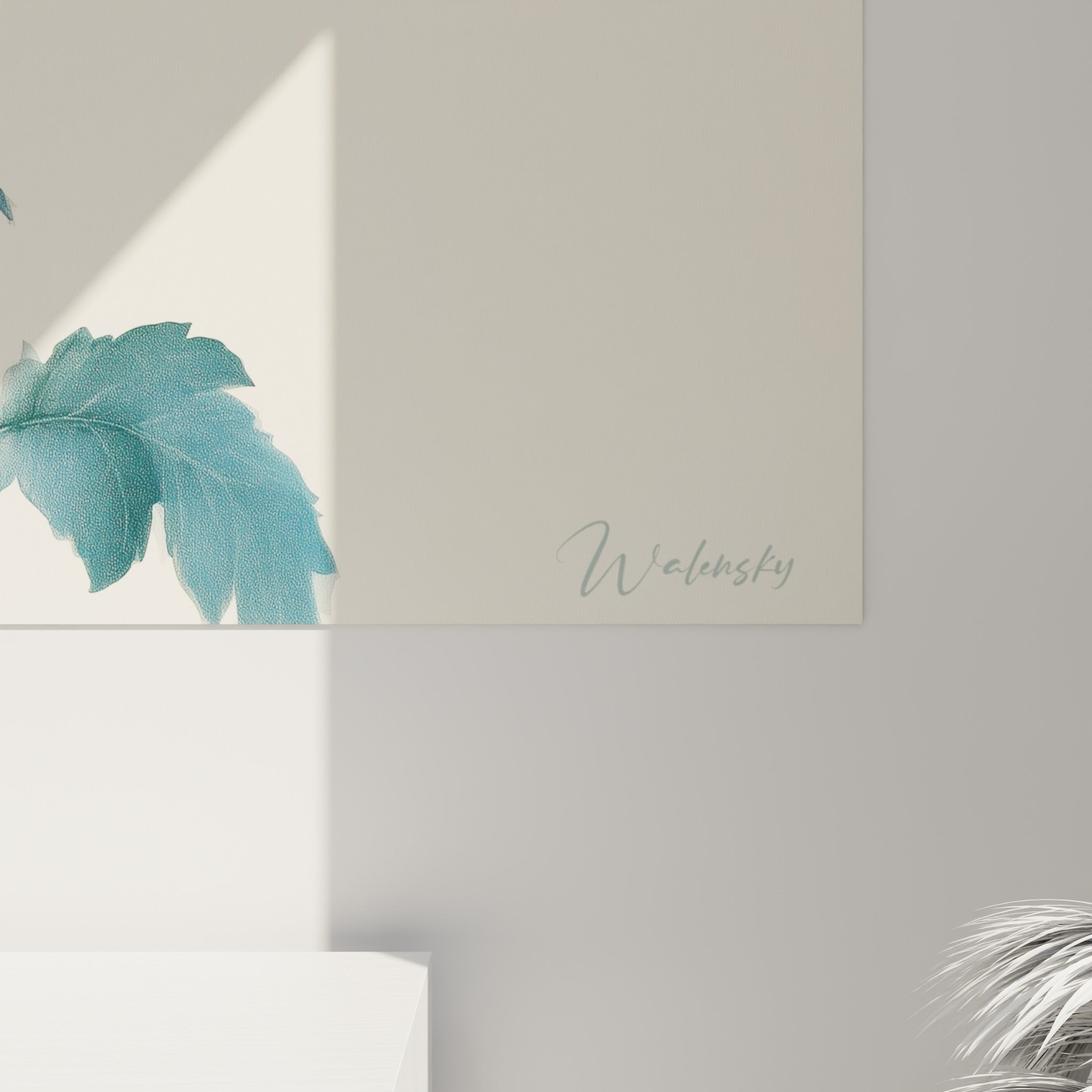 Détail des pétales bleu poudré et coulures fines du chrysanthème, grain et matière visibles de près