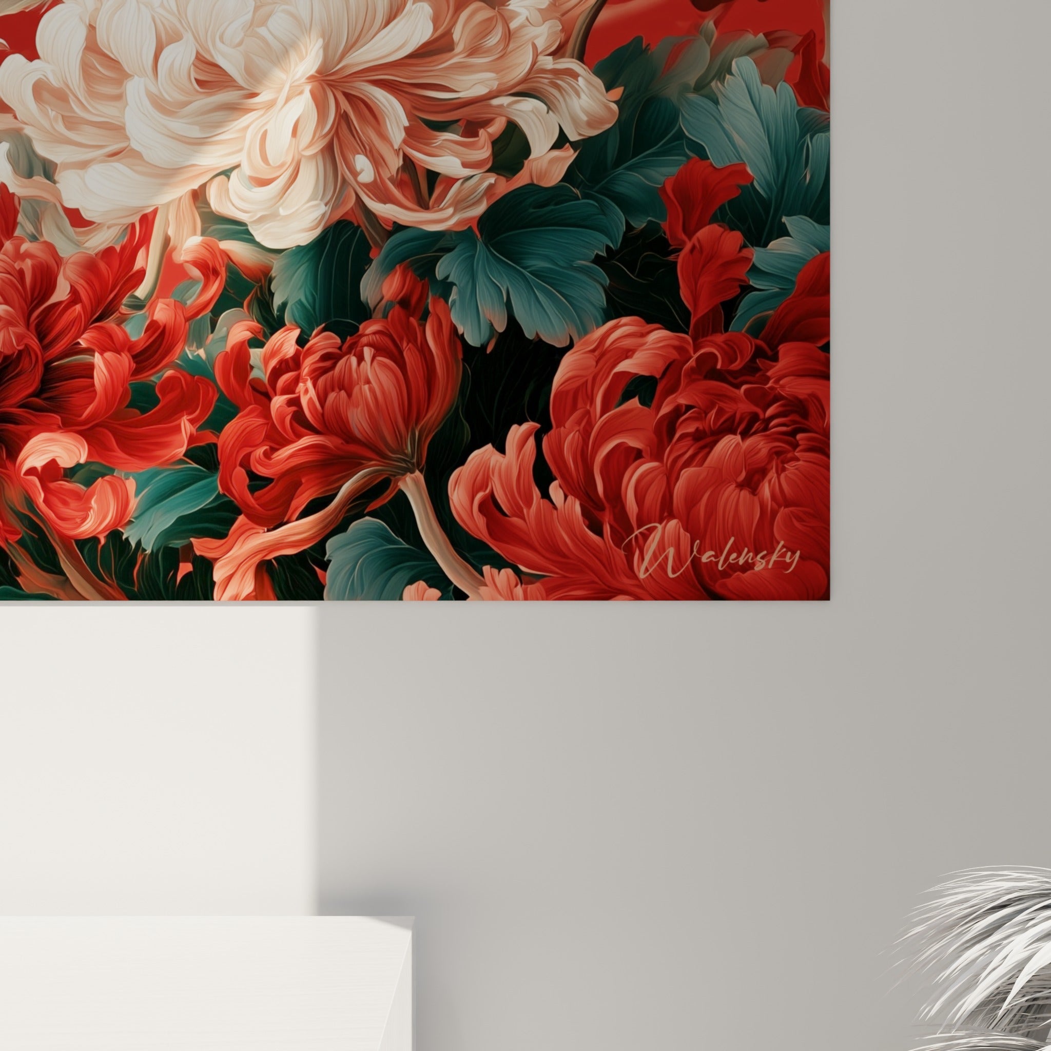 Détail des pétales de chrysanthème blanc crème et rouge bordeaux, grain fin et coulures délicates de peinture