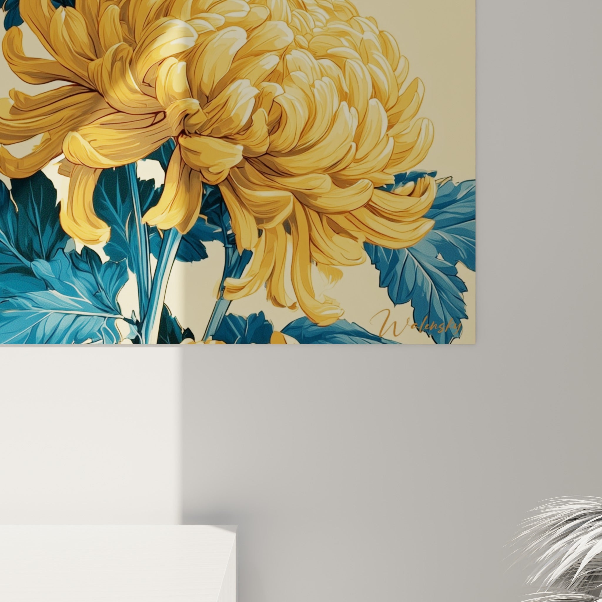 Pétales dorés du chrysanthème vus de près, traits fins et nuances bleu marine du feuillage