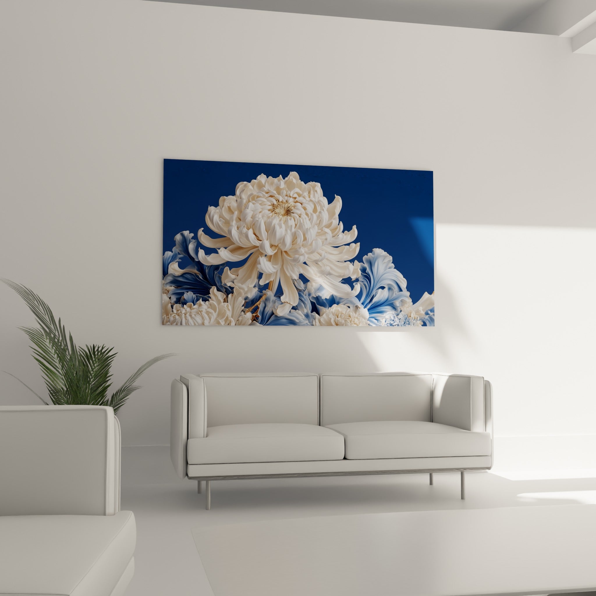 Fleur blanche aux volutes bleu pastel et dorées, disposée au-dessus d'un canapé dans un salon lumineux