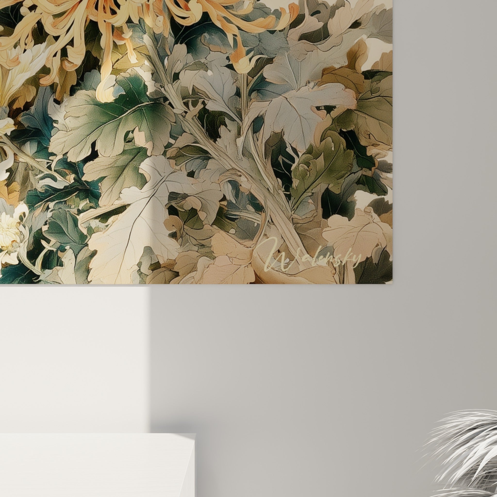 Pétales de chrysanthème blancs et dorés vus de près, texture aquarelle et fines coulures sur toile