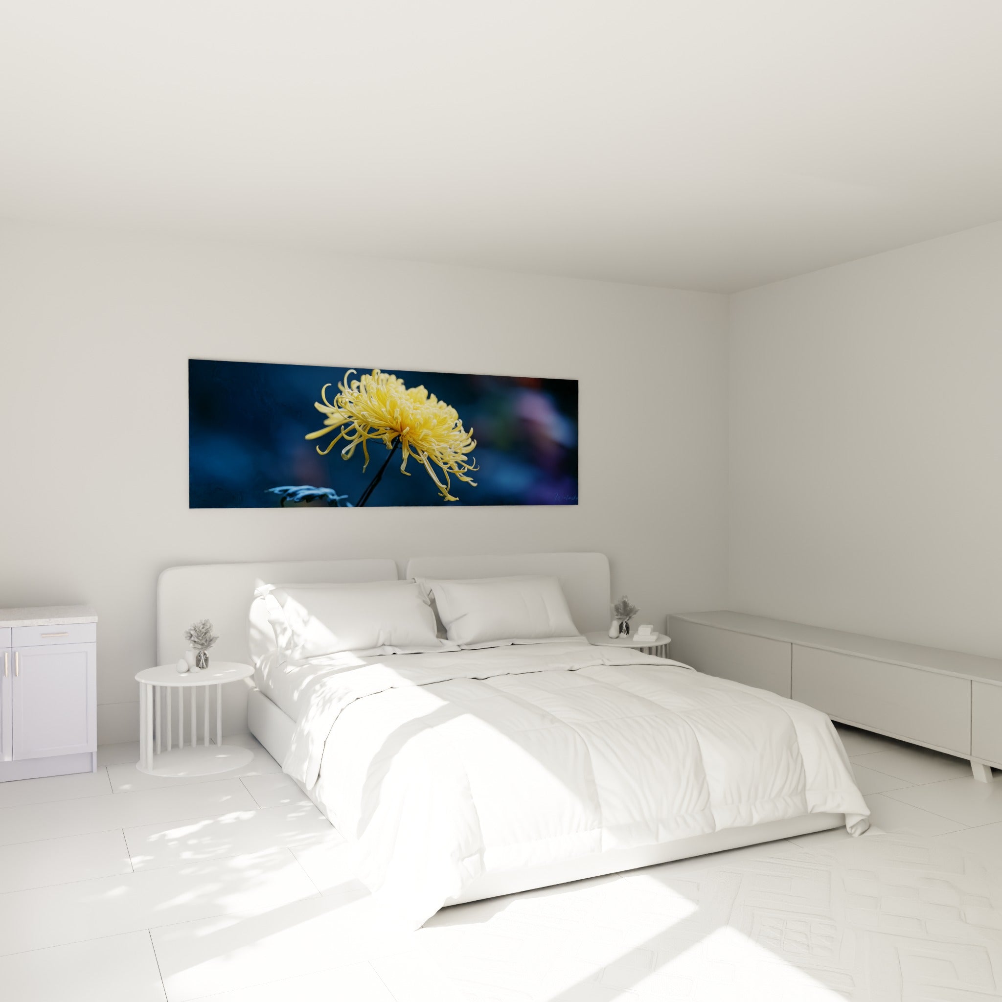Fleur de chrysanthème jaune et bleu nuit accrochée au-dessus d'un lit dans une chambre claire