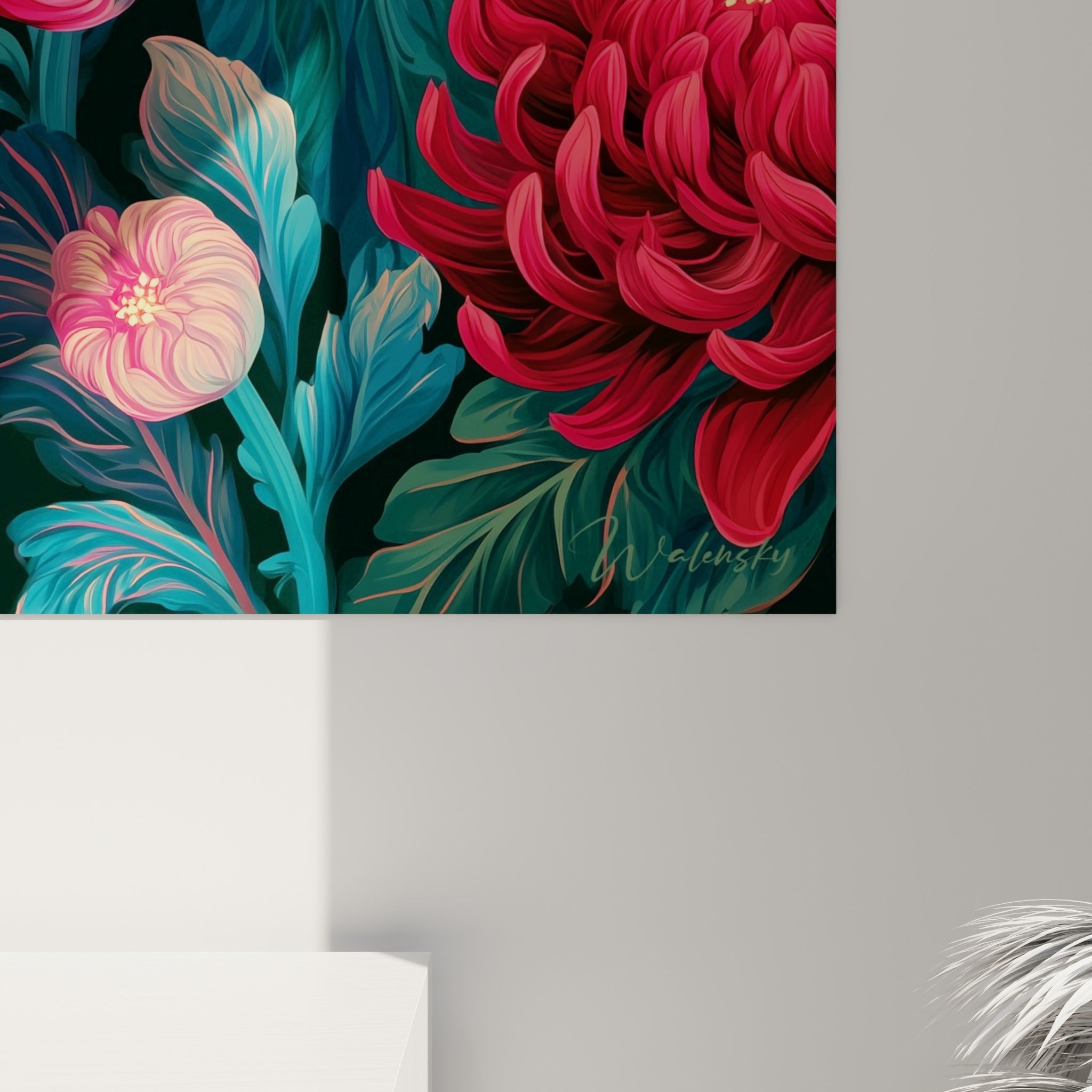 Pétales enroulés du chrysanthème révélant le grain rose fuchsia et vert sarcelle de la peinture