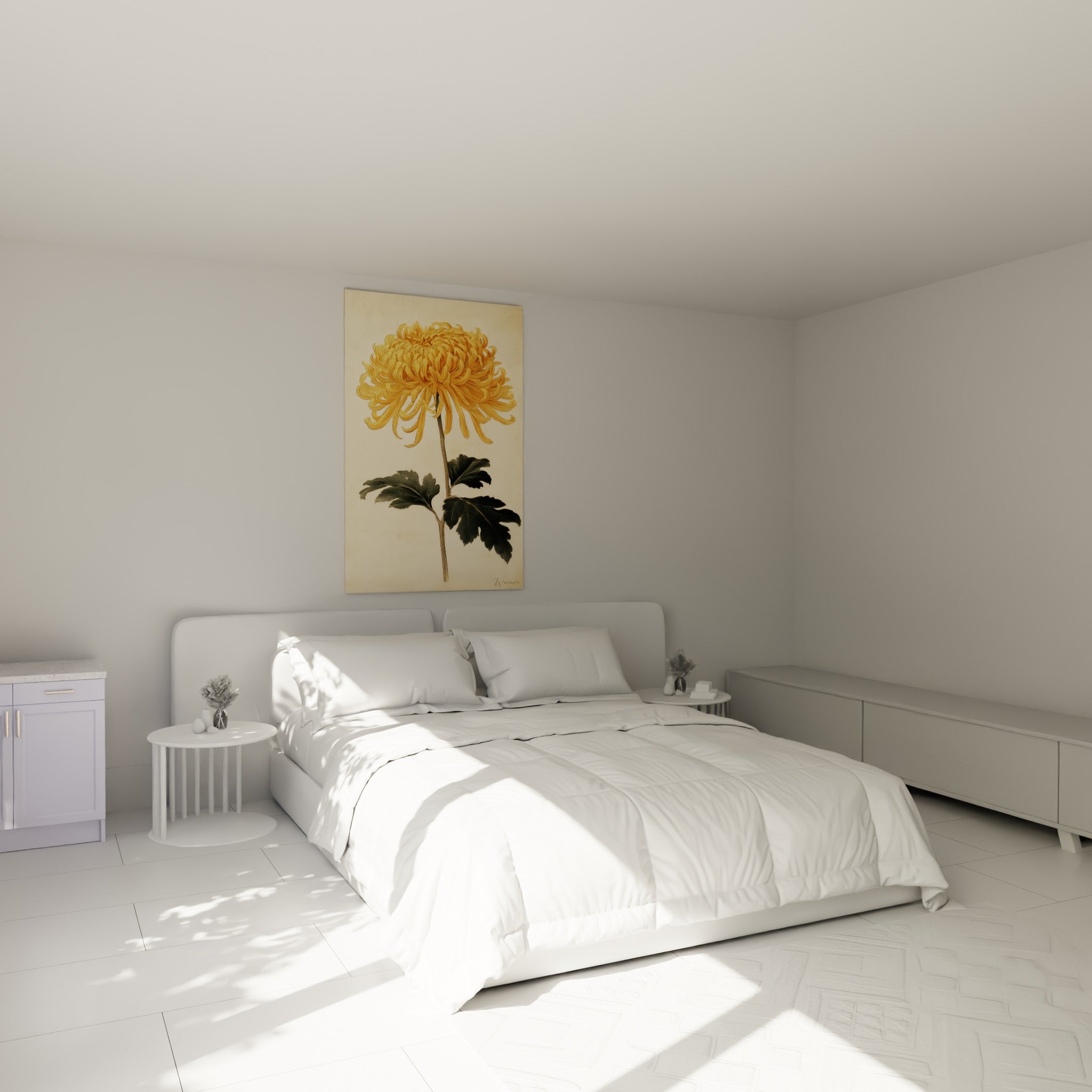 Fleur de chrysanthème ocre et feuilles vert sombre au-dessus d'un lit dans une chambre claire