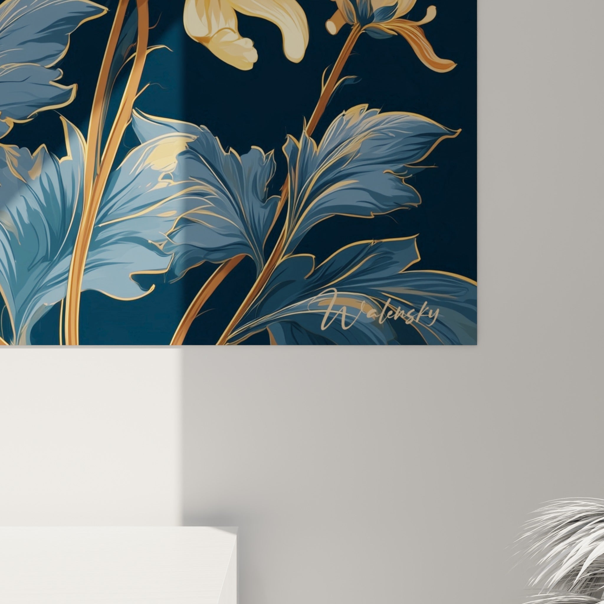 Pétales dorés du chrysanthème dévoilant leur grain et leurs nuances ocre contre le bleu marine intense.
