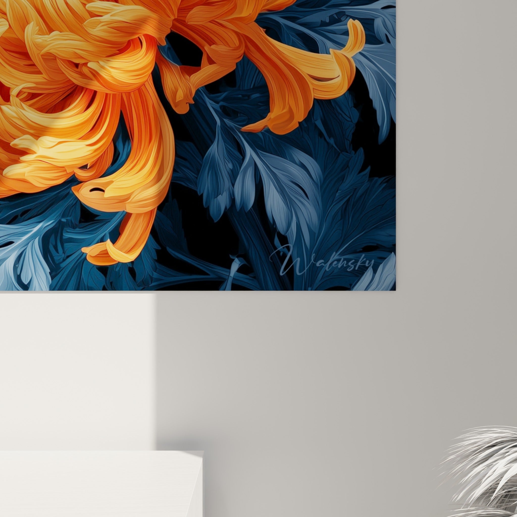 Pétales orange satinés et nervures bleu anthracite du chrysanthème, grain et lumière visibles de près