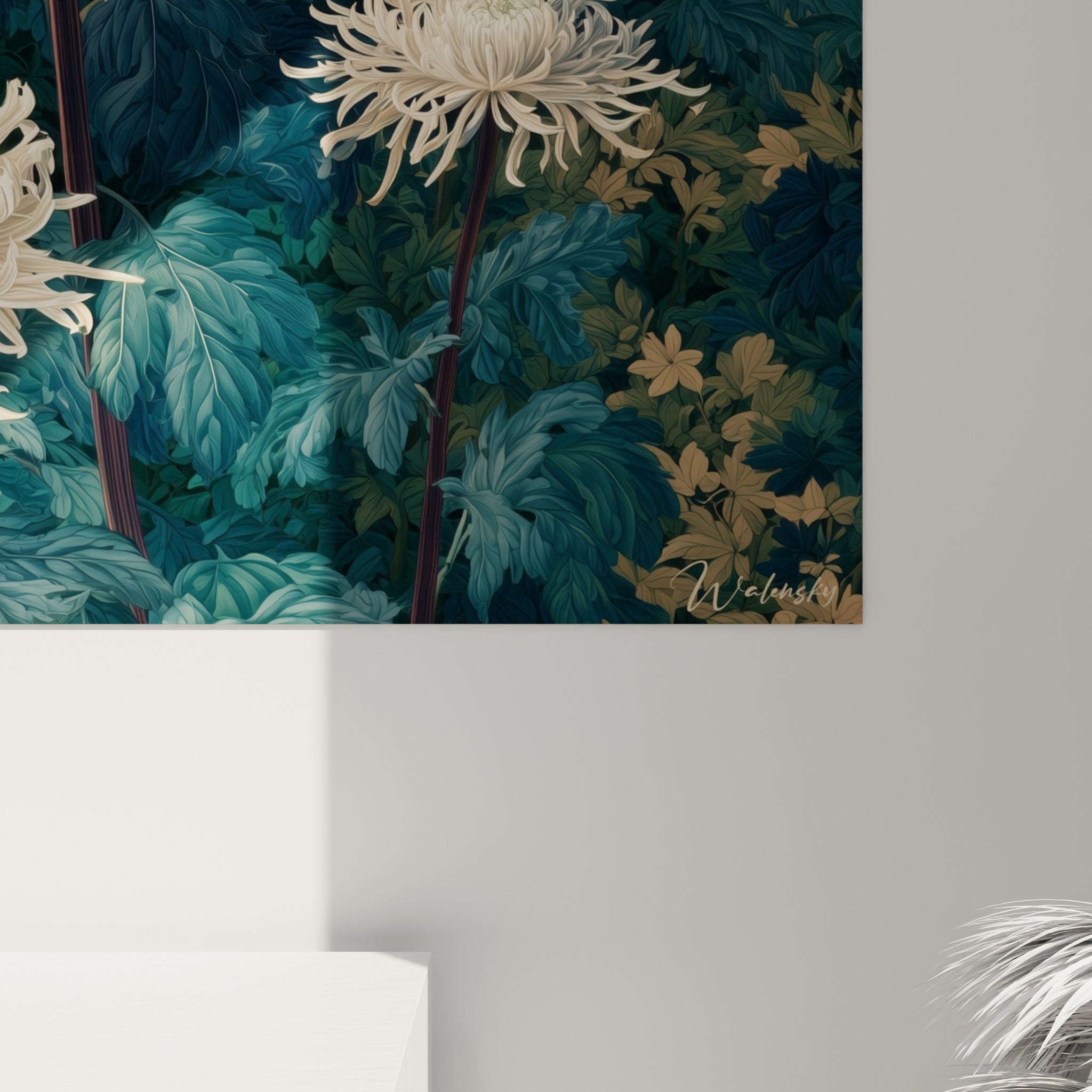 Pétales blancs texturés du chrysanthème et feuillage vert profond visibles en détail sur la toile