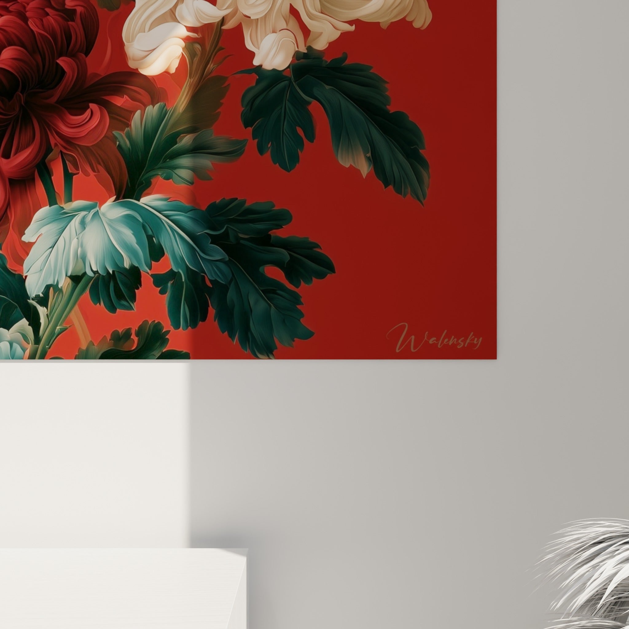 Pétales enroulés du chrysanthème rouge et ivoire, matière laquée et reflets carmin en gros plan