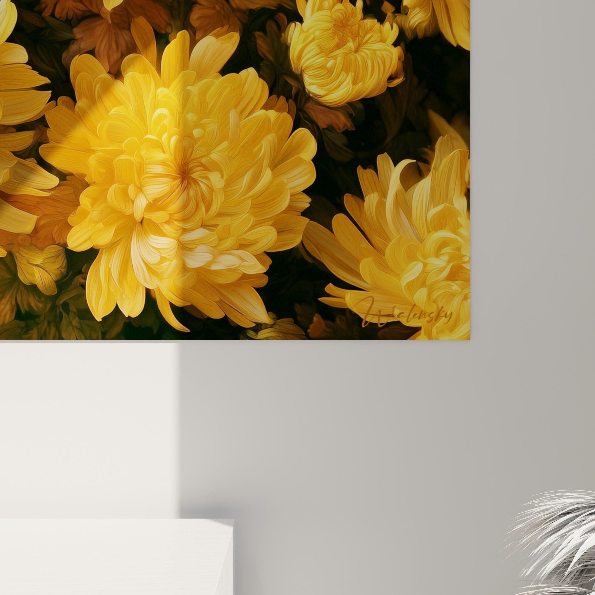 Détail des pétales jaunes et bruns du chrysanthème révélant les touches picturales et le grain de la toile