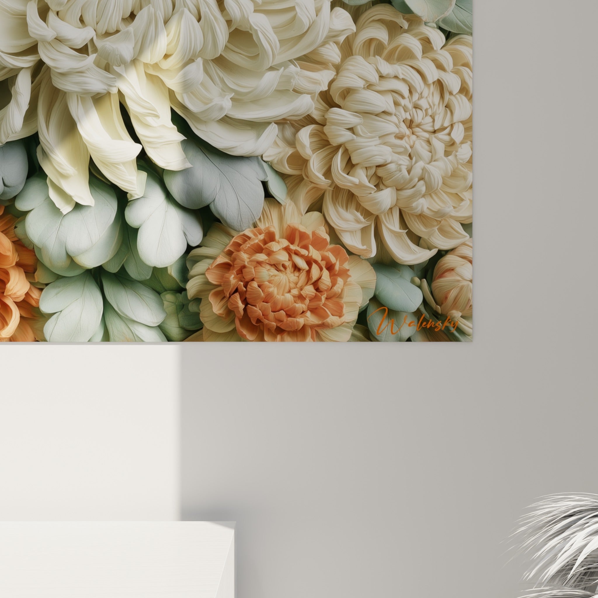 Pétales de chrysanthème ivoire et orangé vus de près, textures fines et nuances de vert sauge